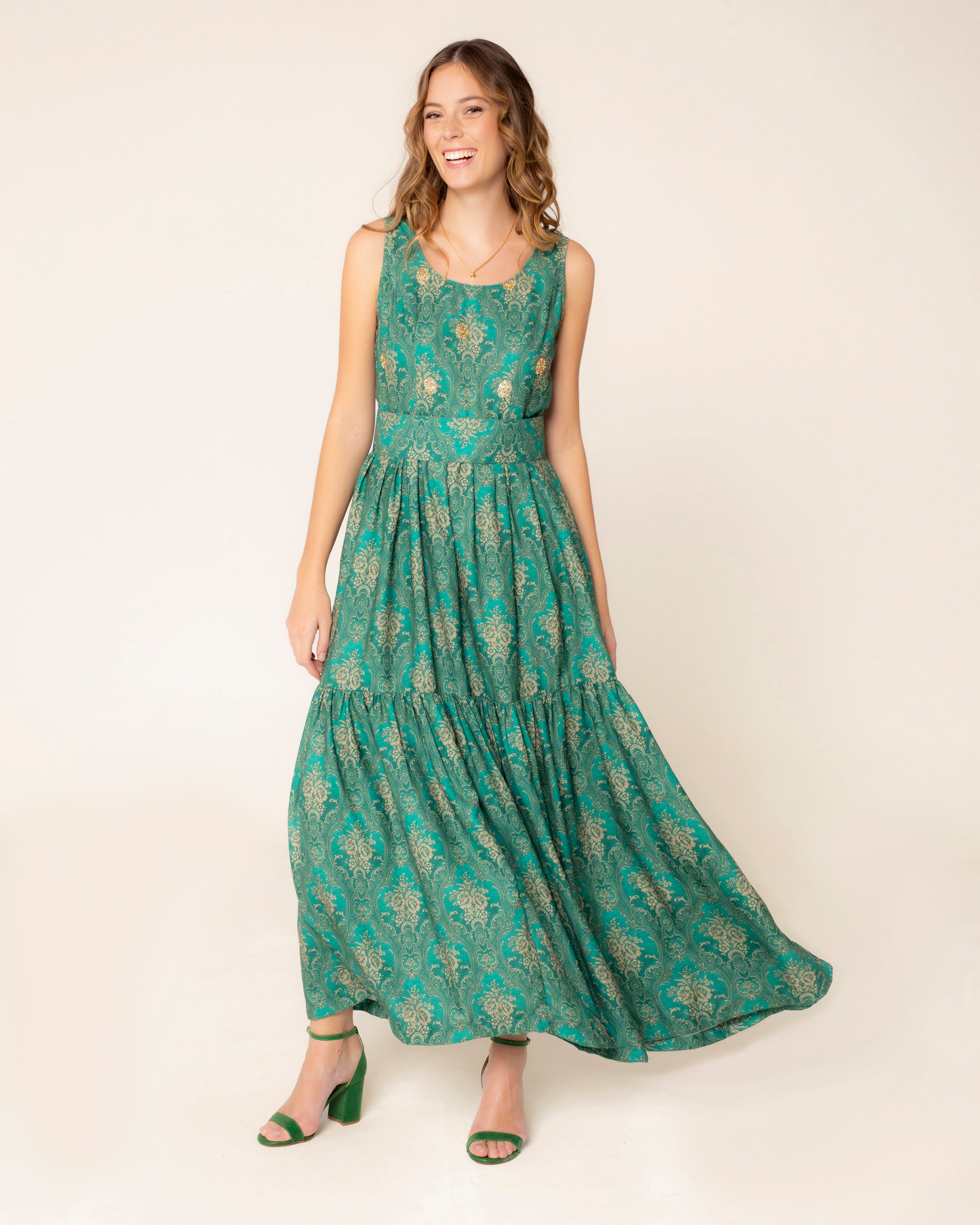 Vestido Comprido com Decote Redondo e Pedraria Bordada Verde-1