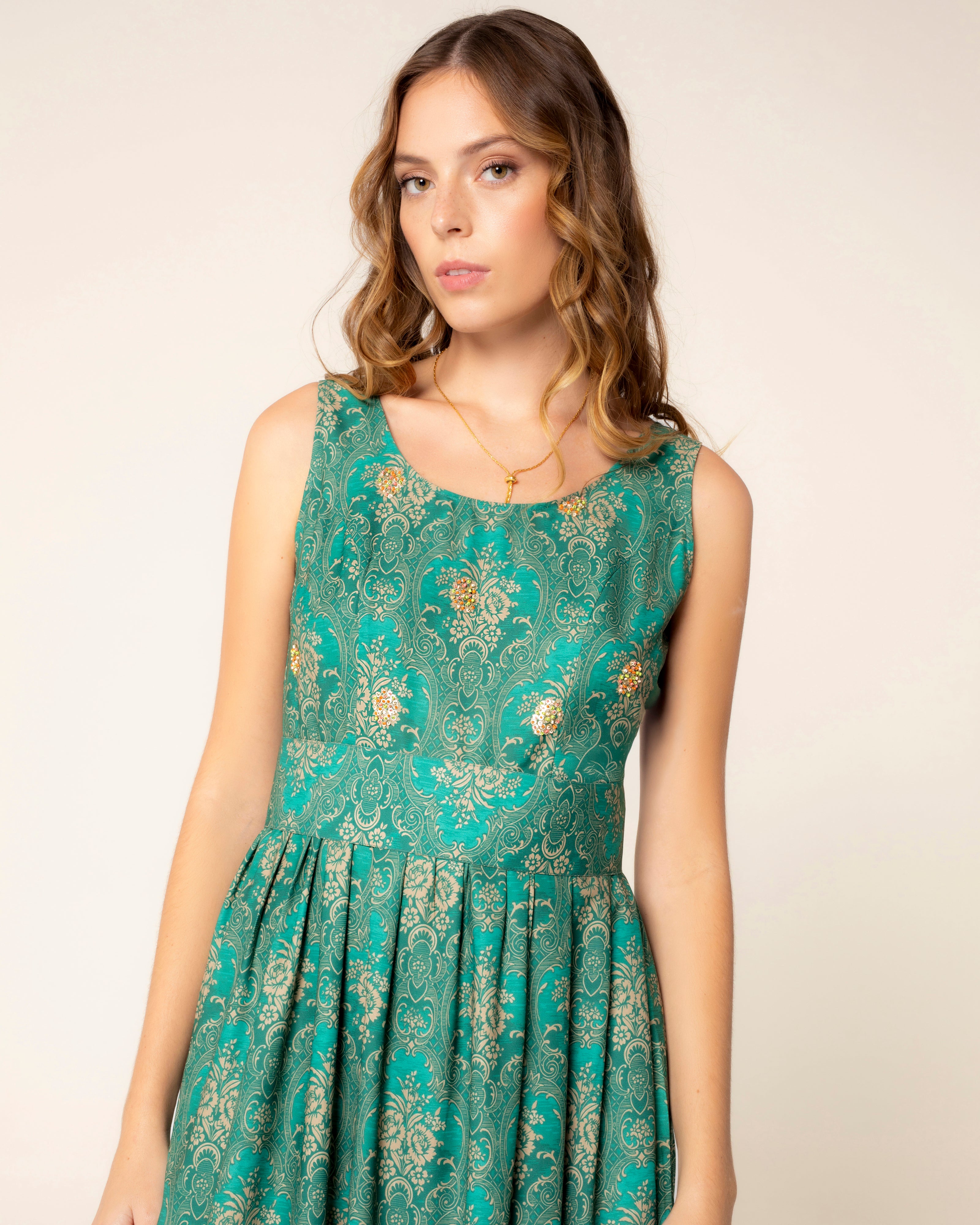 Vestido Comprido com Decote Redondo e Pedraria Bordada Verde-2