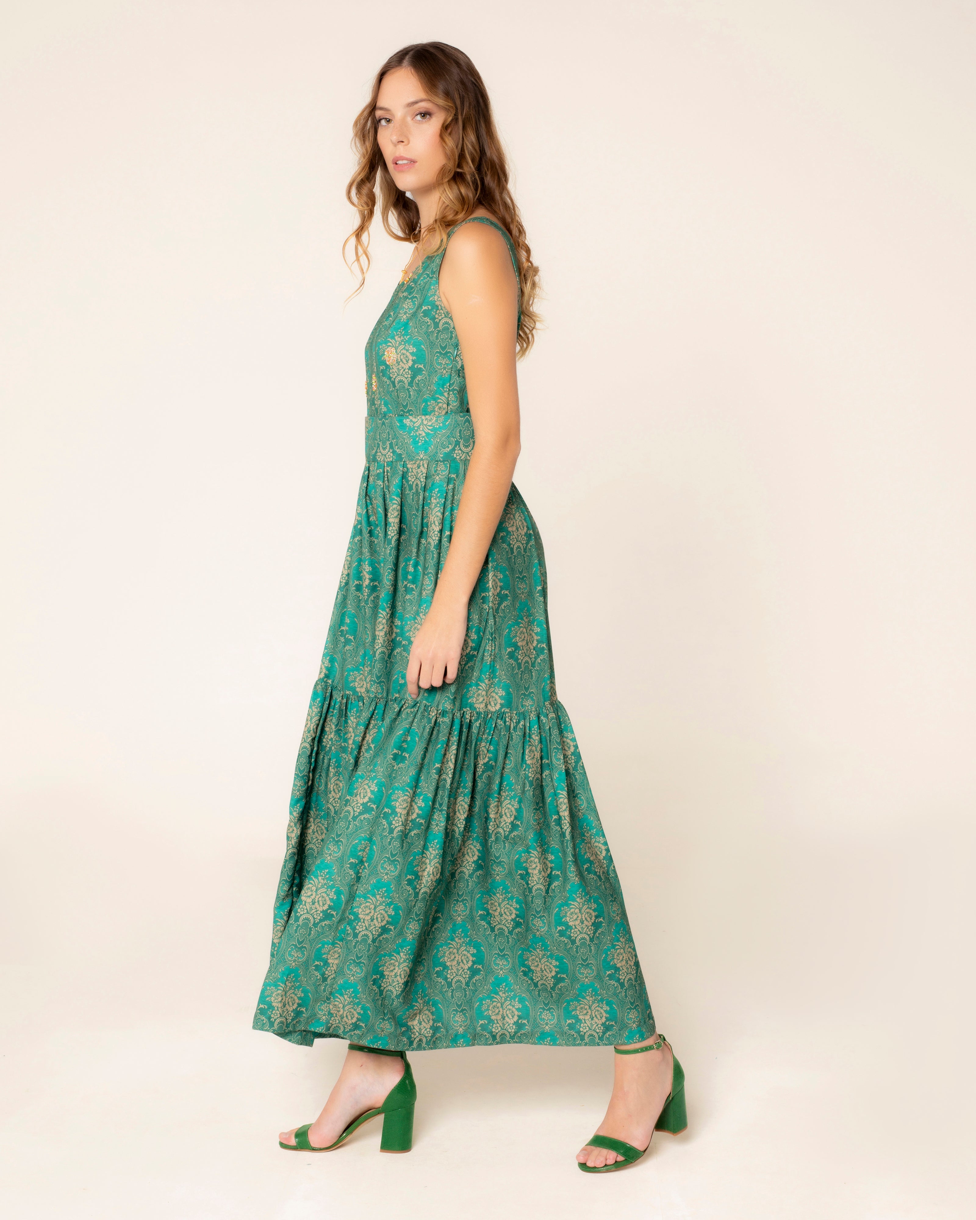 Vestido Comprido com Decote Redondo e Pedraria Bordada Verde-3
