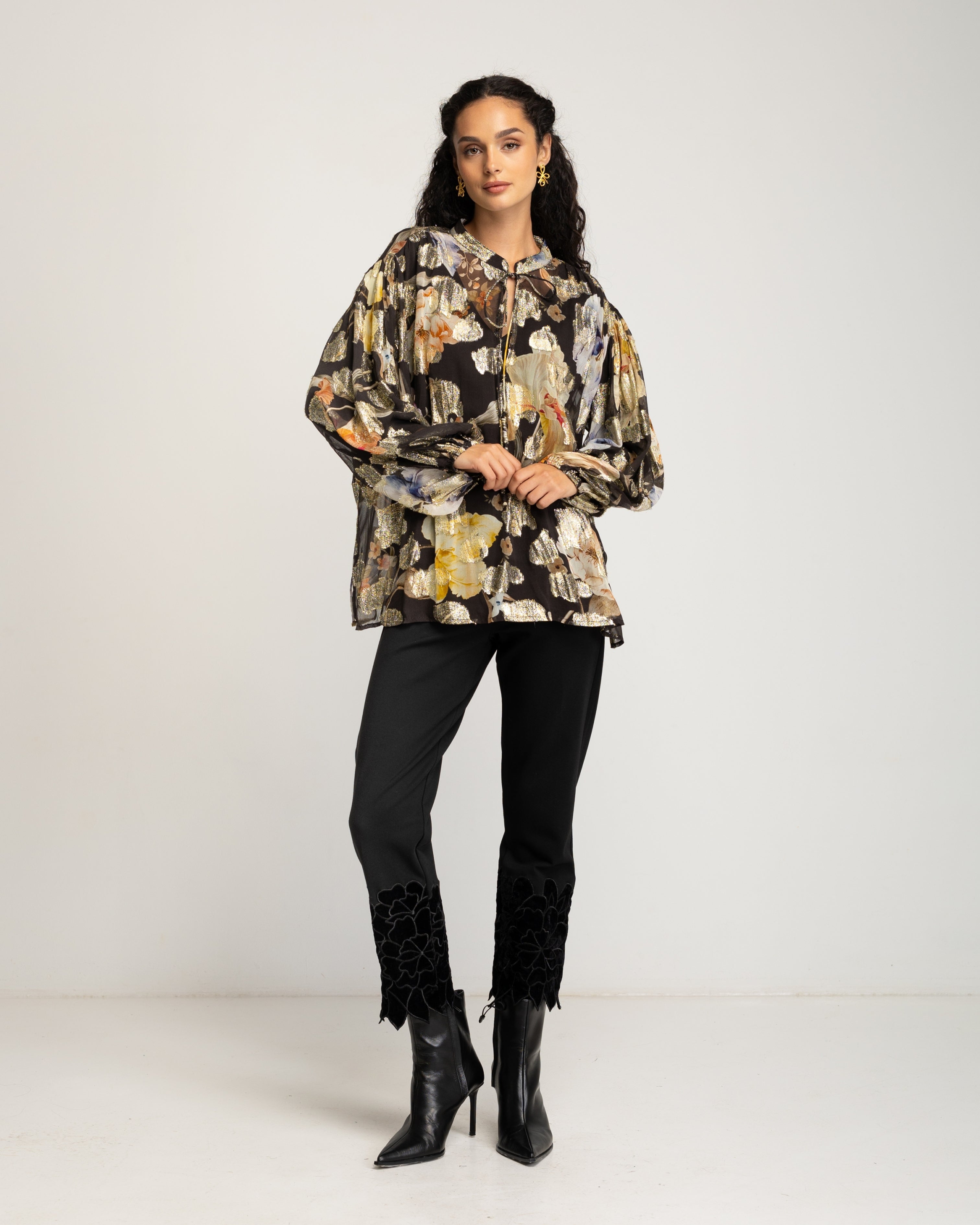Blusa de Manga Franzida e Estampado de Flores Preto-1