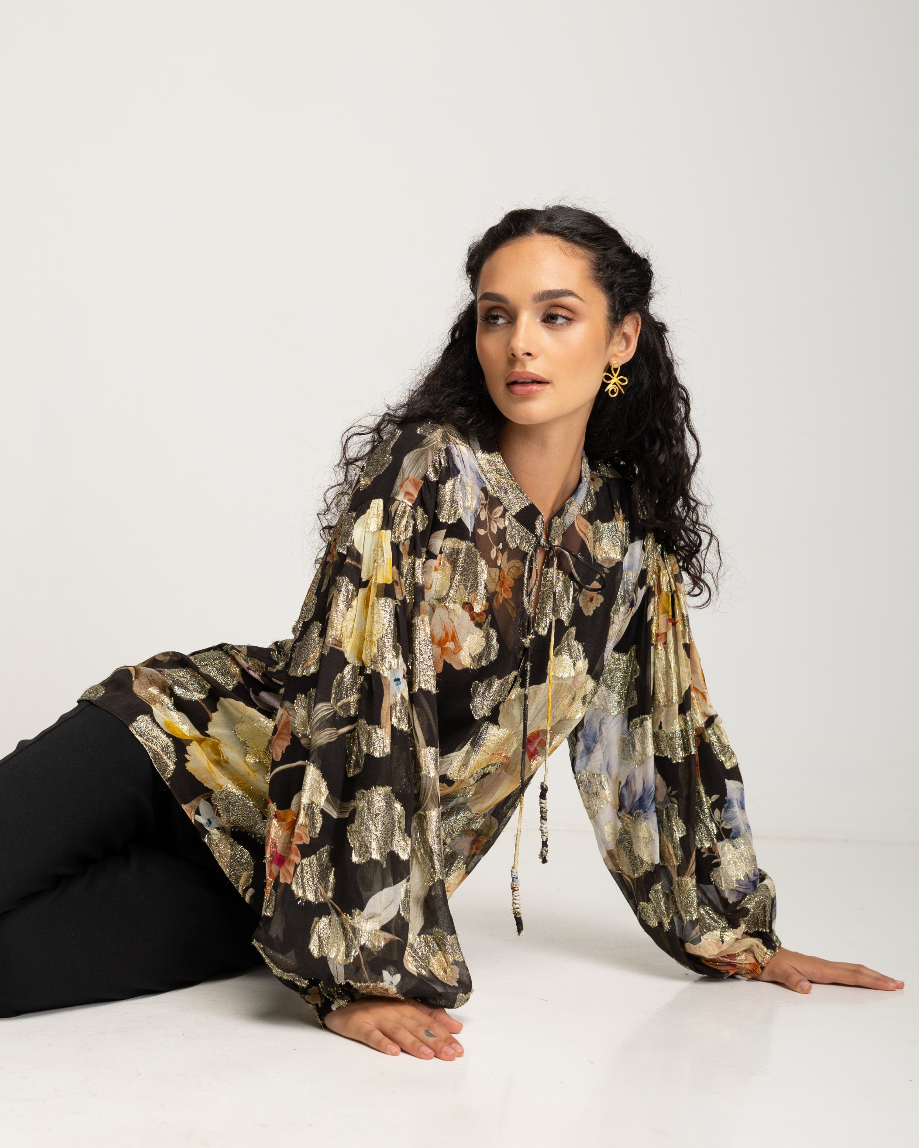 Blusa de Manga Franzida e Estampado de Flores Preto-2