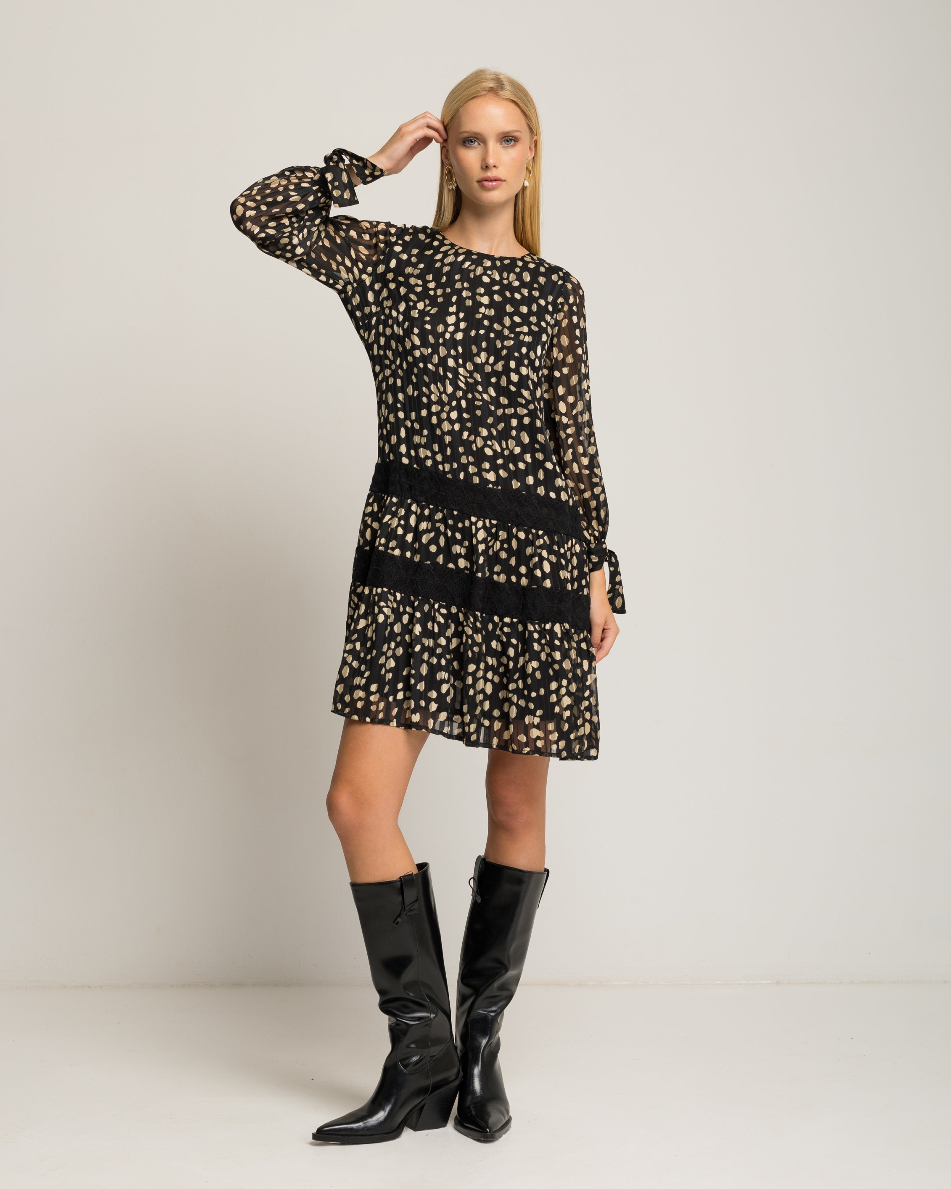 Vestido Curto em Preto de Bolinhas em Branco Preto-1