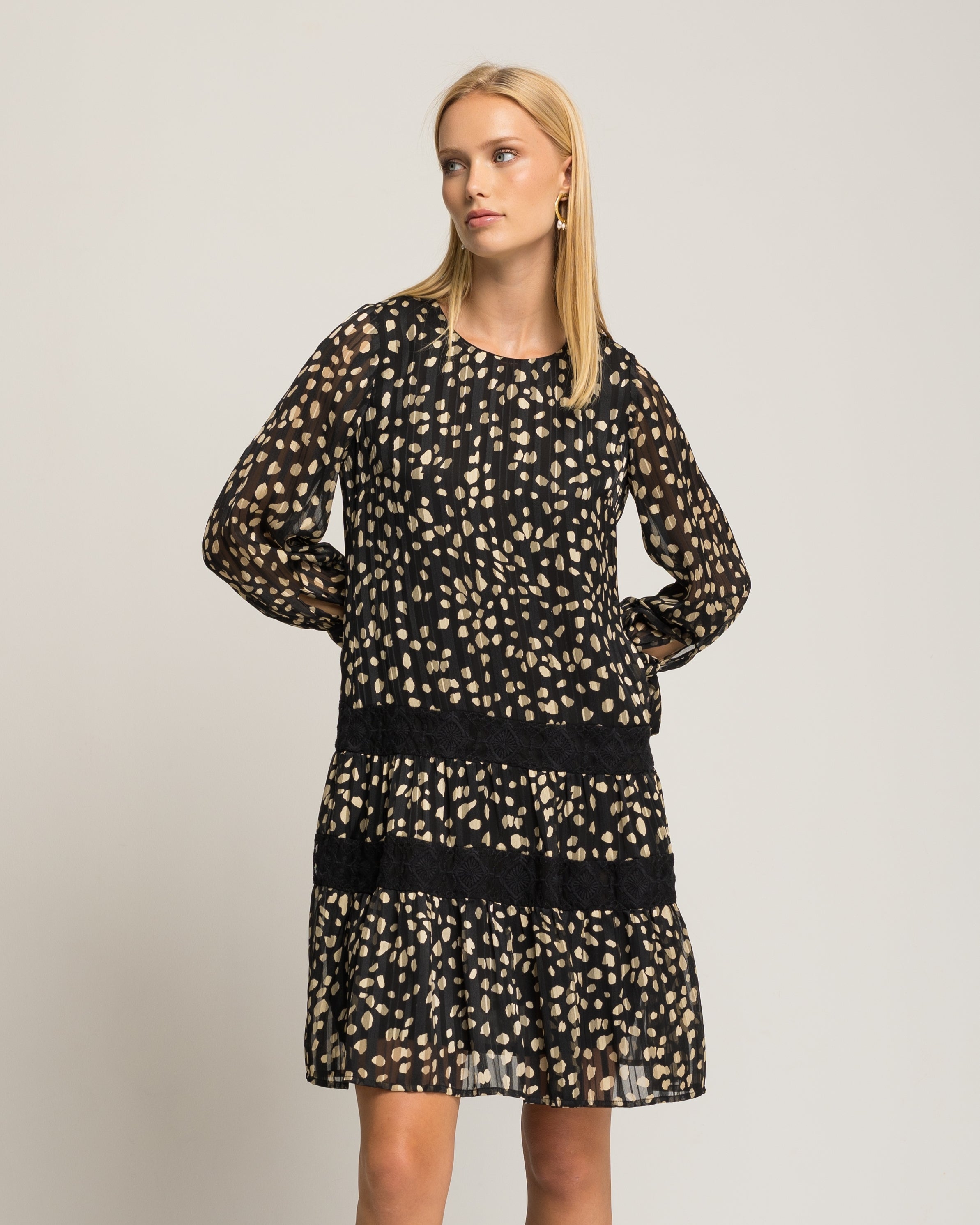 Vestido Curto em Preto de Bolinhas em Branco Preto-2
