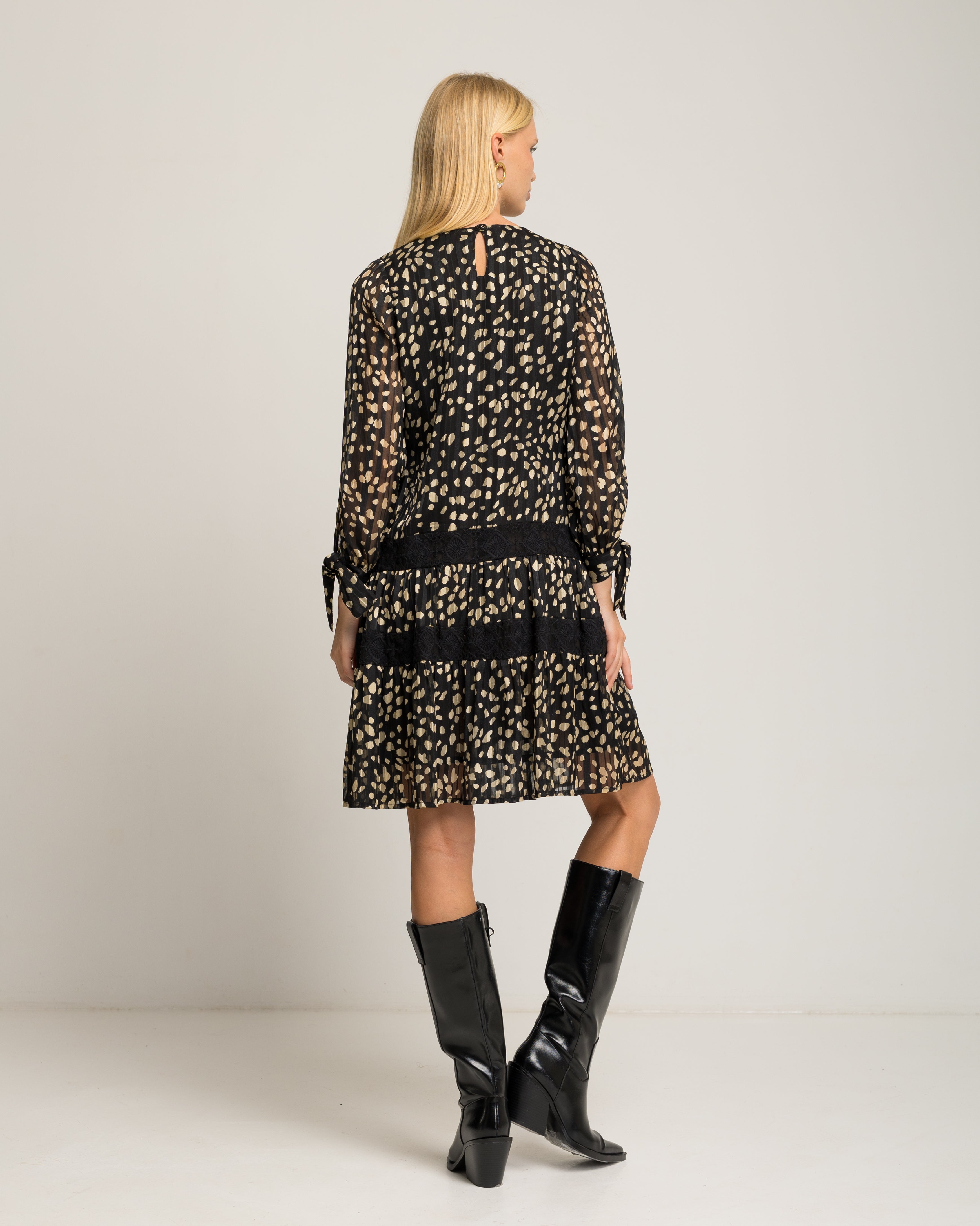 Vestido Curto em Preto de Bolinhas em Branco Preto-4