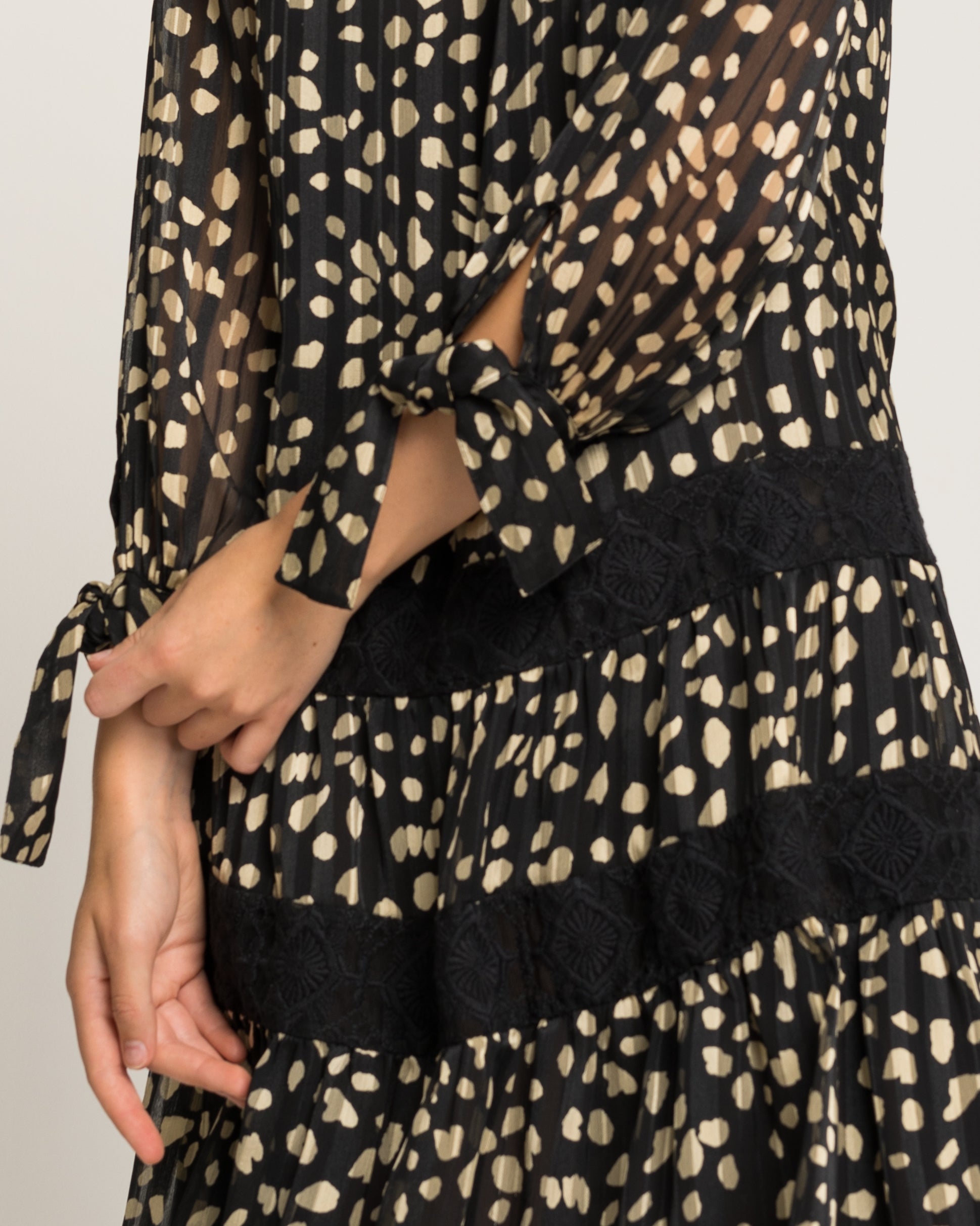 Vestido Curto em Preto de Bolinhas em Branco Preto-5