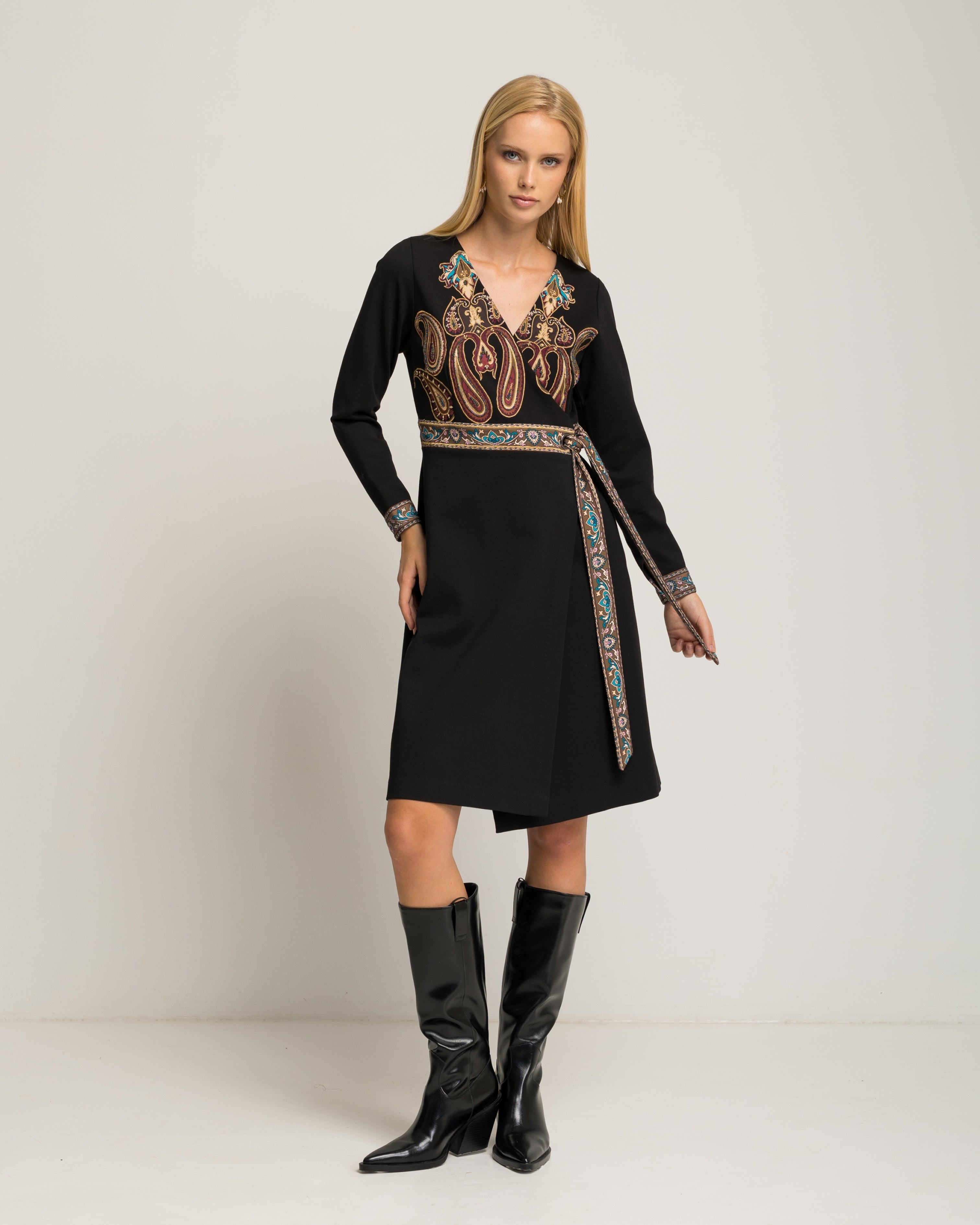 Vestido Midi Preto com Decote em V e Cenefas Preto-1
