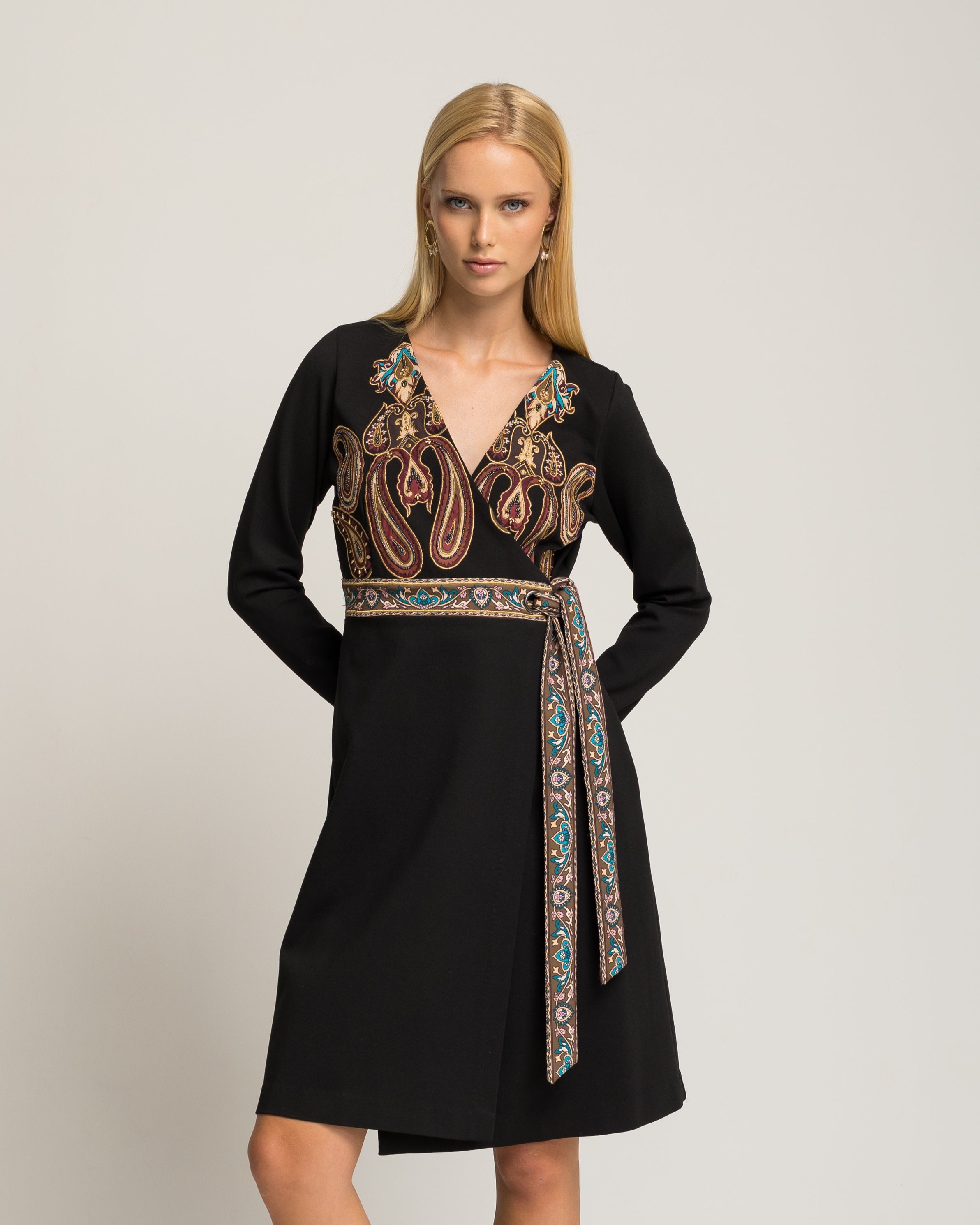 Vestido Midi Preto com Decote em V e Cenefas Preto-2