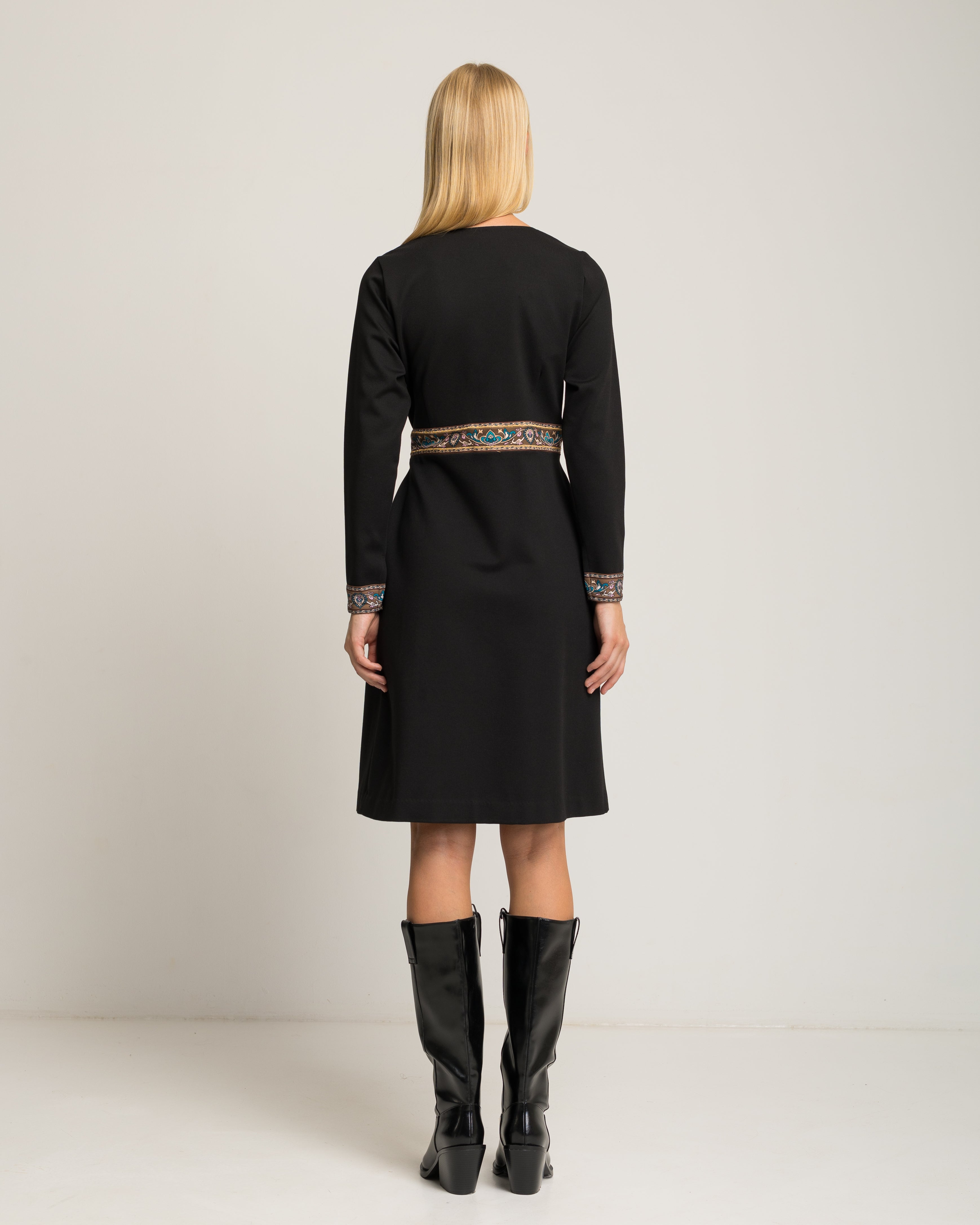 Vestido Midi Preto com Decote em V e Cenefas Preto-4