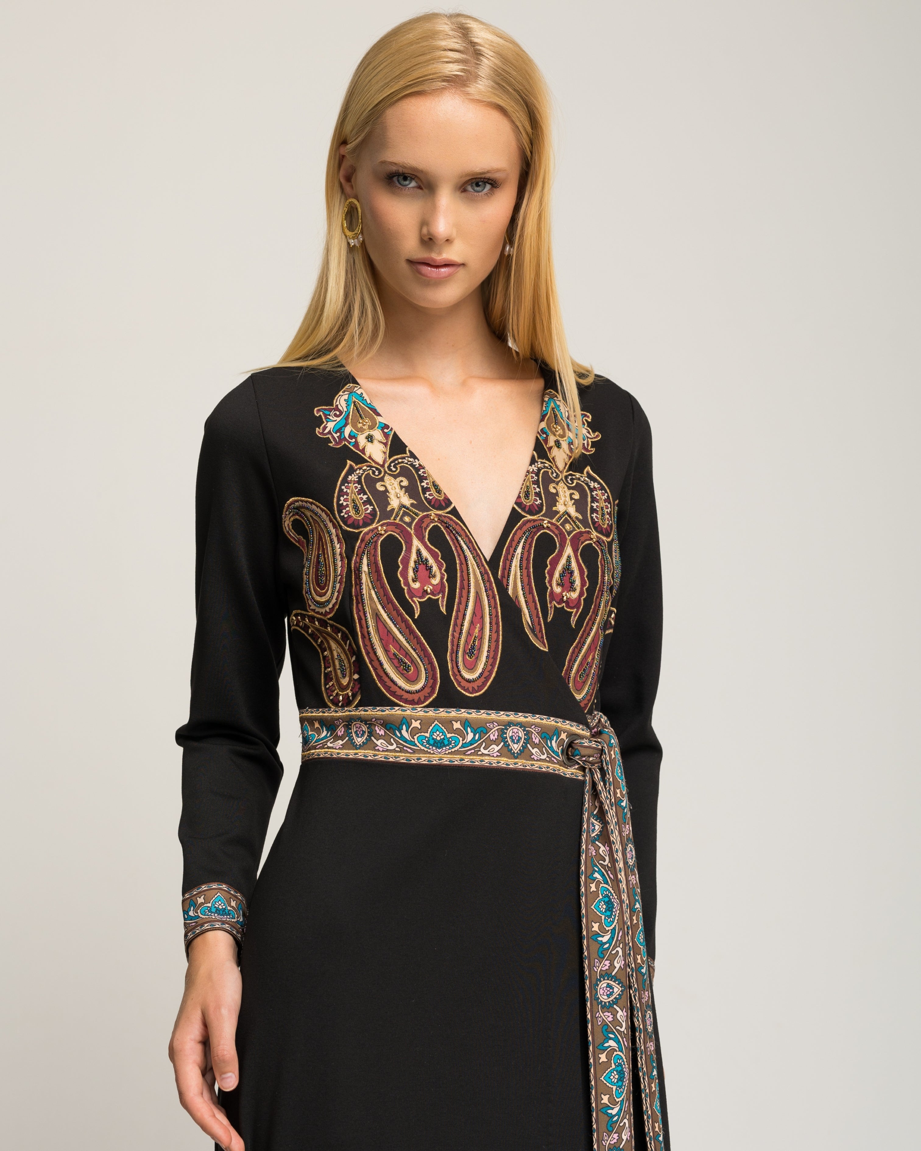 Vestido Midi Preto com Decote em V e Cenefas Preto-6