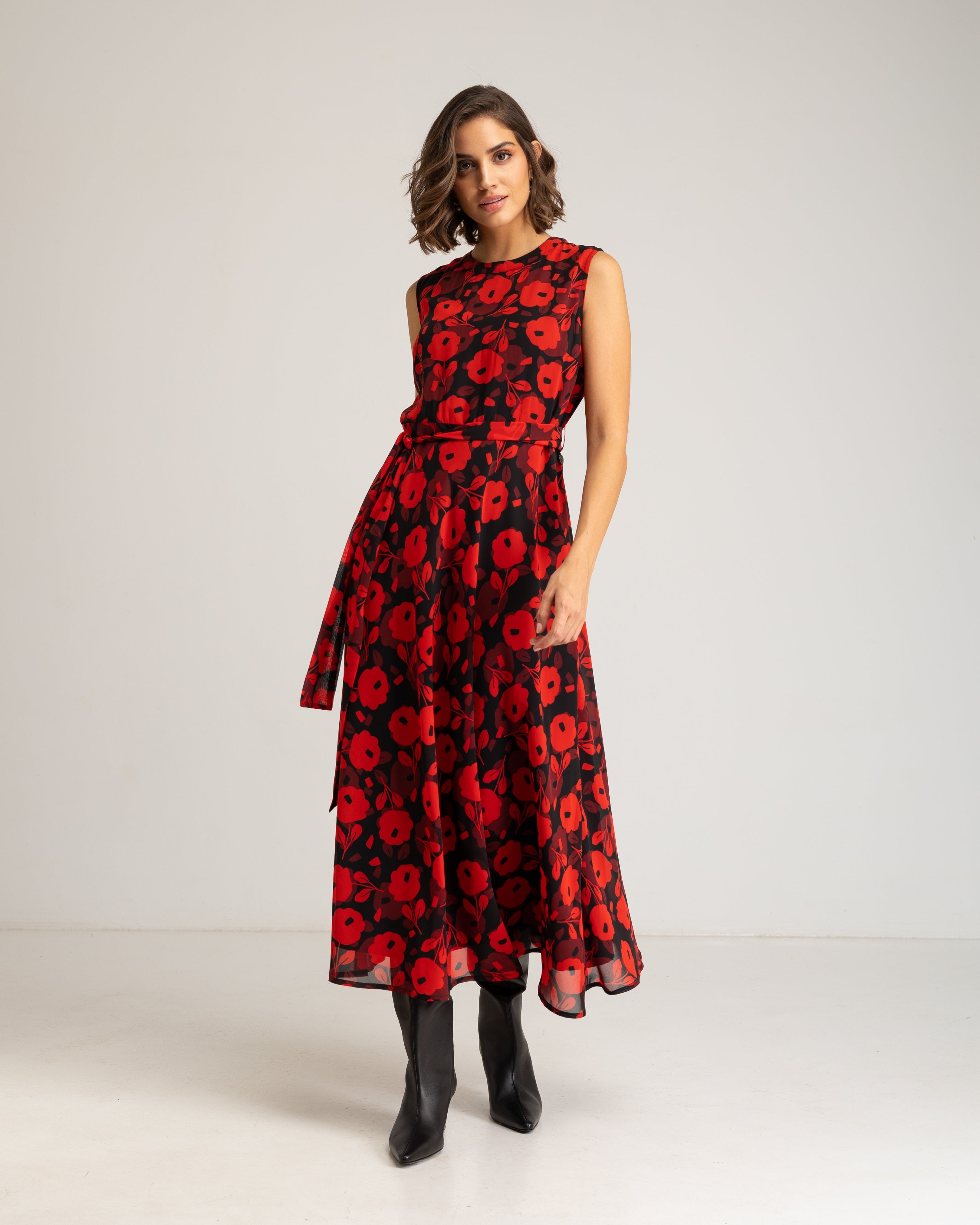 Vestido Comprido sem Mangas com Silhueta Fluida e Cinto em Conjunto Preto-1