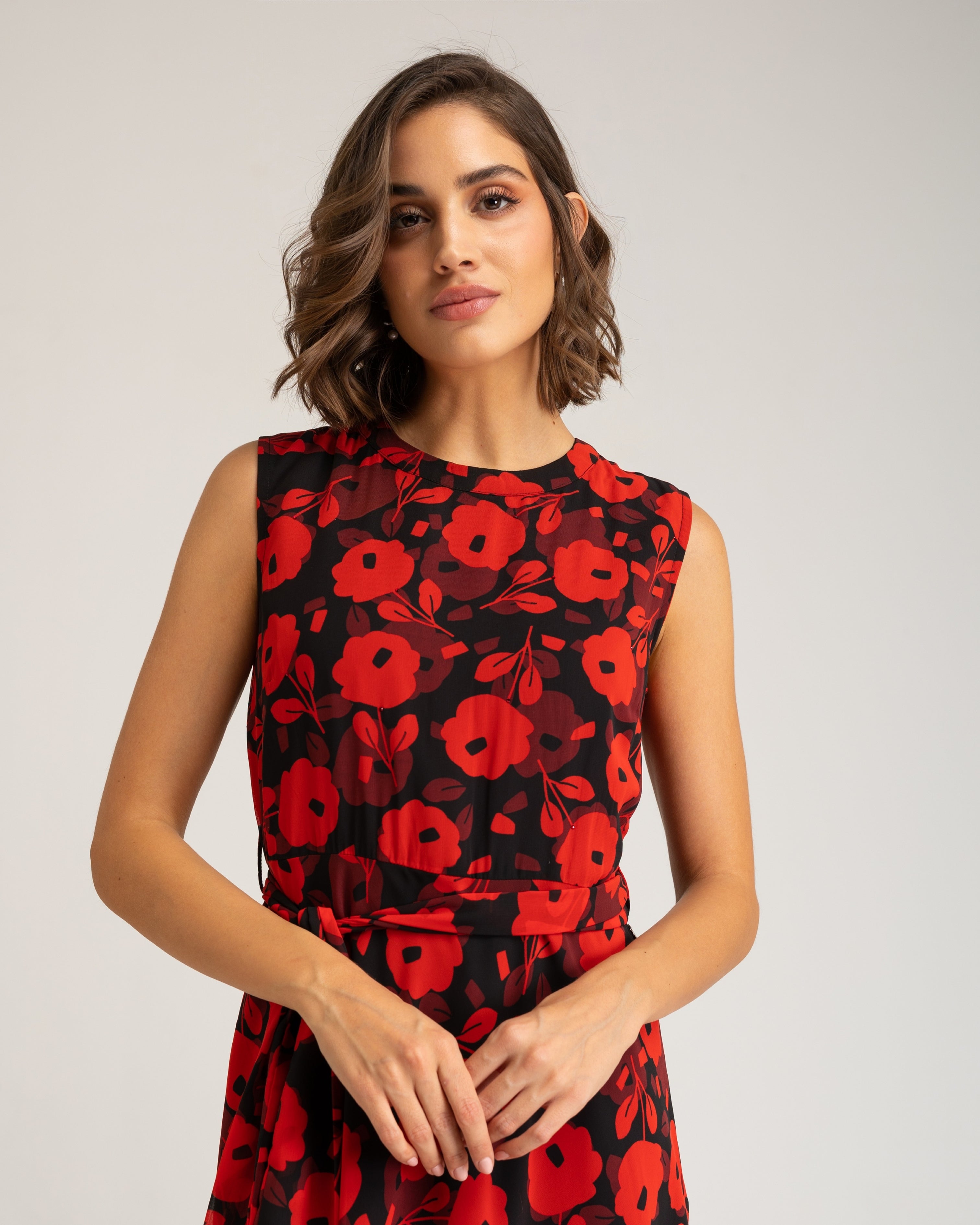 Vestido Comprido sem Mangas com Silhueta Fluida e Cinto em Conjunto Preto-2
