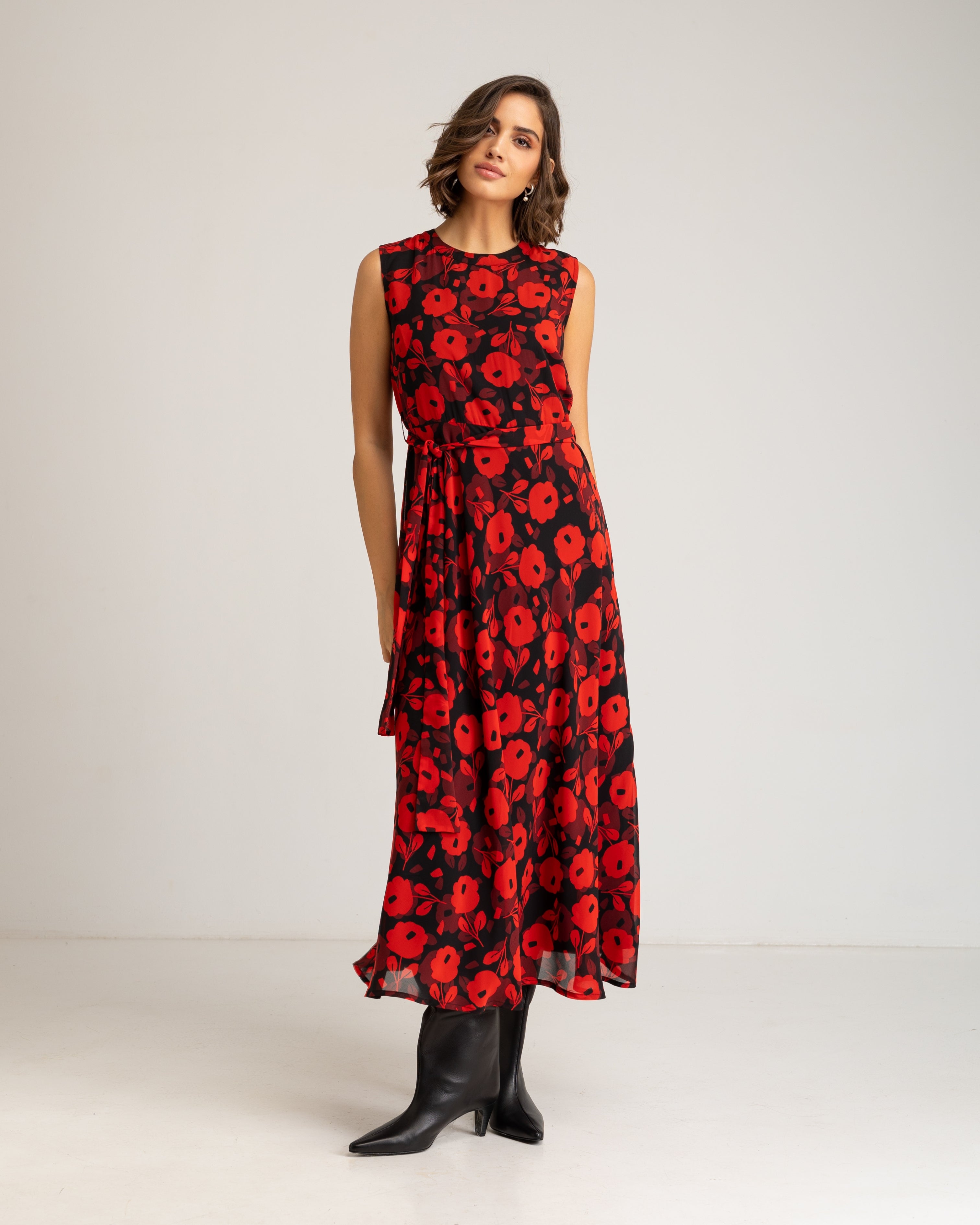 Vestido Comprido sem Mangas com Silhueta Fluida e Cinto em Conjunto Preto-3