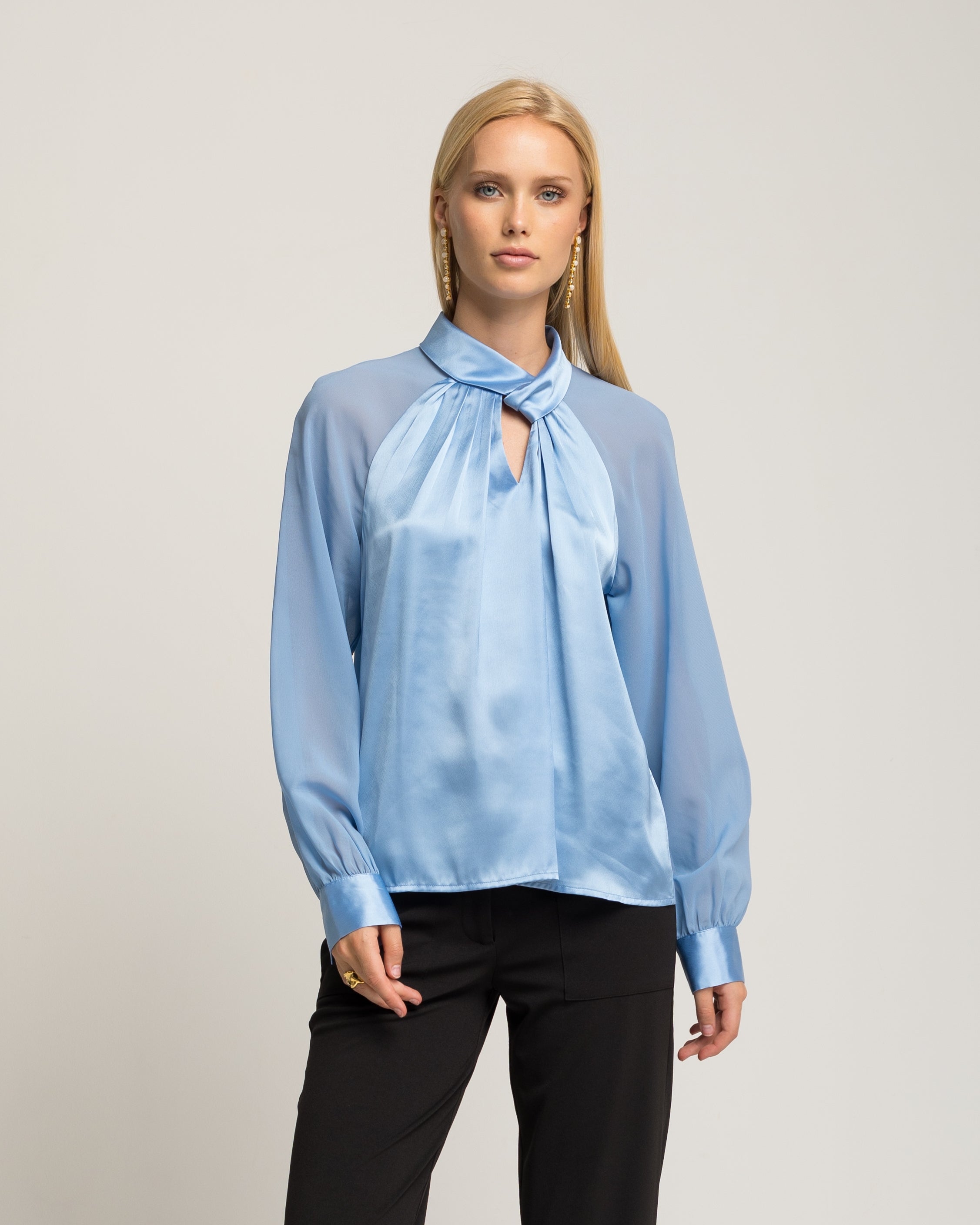 Blusa de Cetim com Abertura Frontal Azul-celeste-1