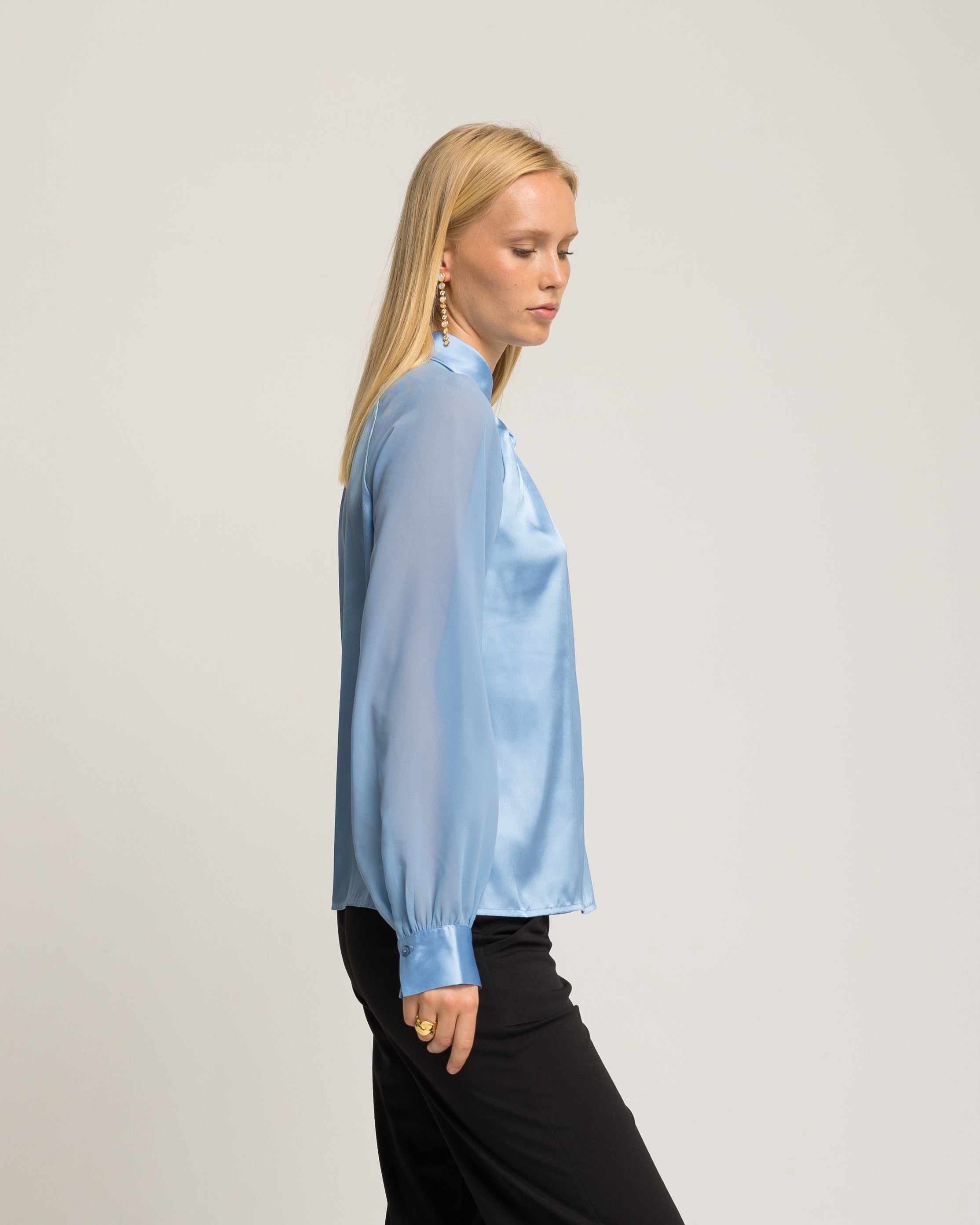 Blusa de Cetim com Abertura Frontal Azul-celeste-3