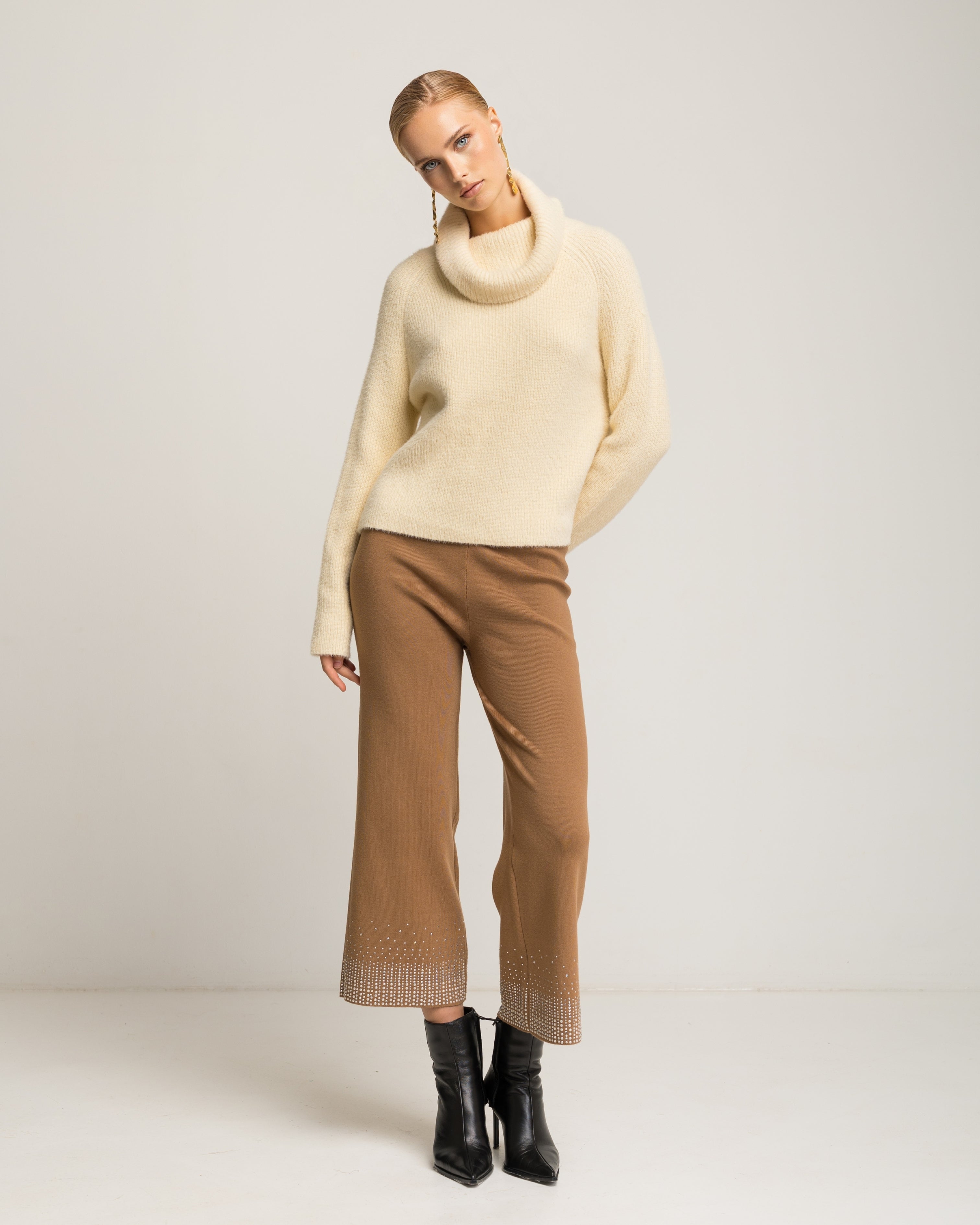 Camisola Suave com Gola Tipo Cisne Cru-2