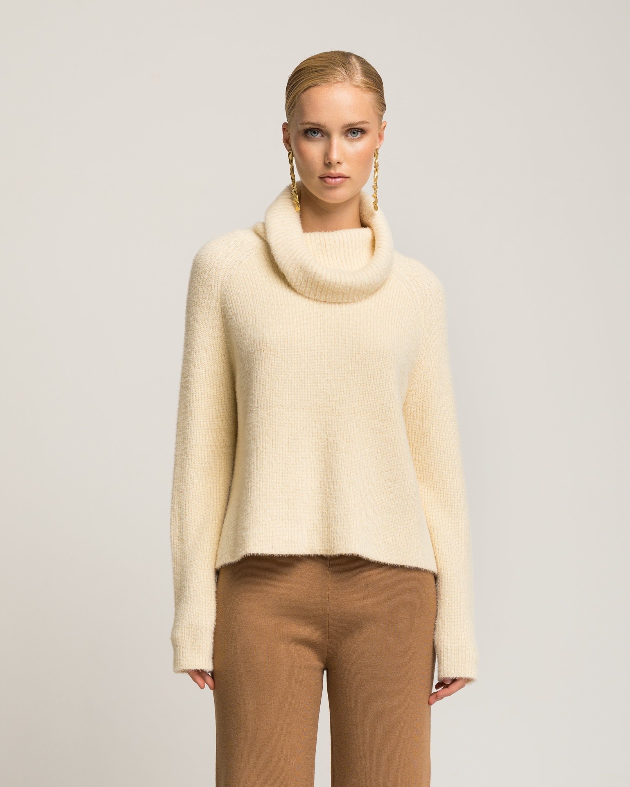 Camisola Suave com Gola Tipo Cisne Cru-3