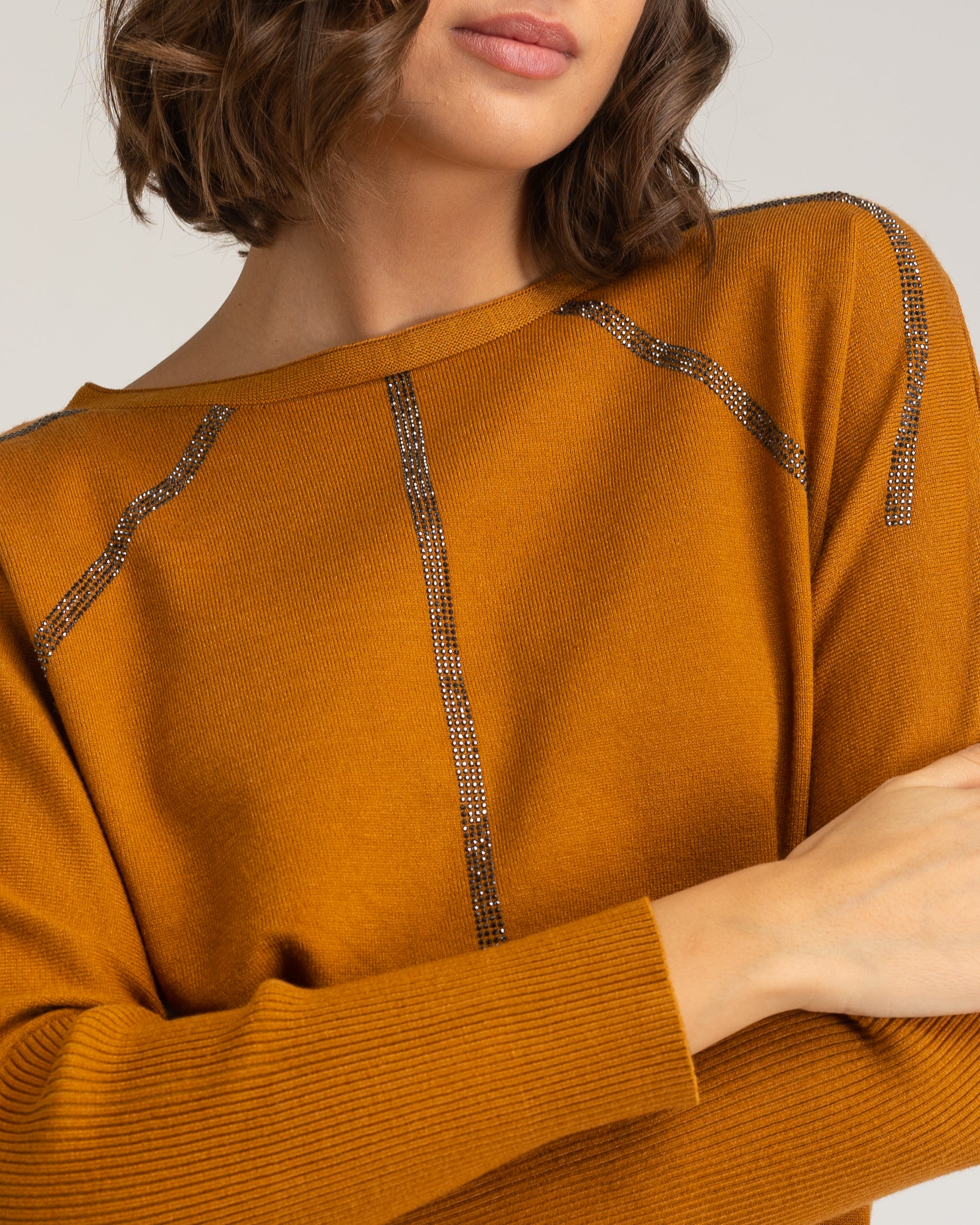 Camisola com Detalhes de Strass e Gola Redonda Castanho-5