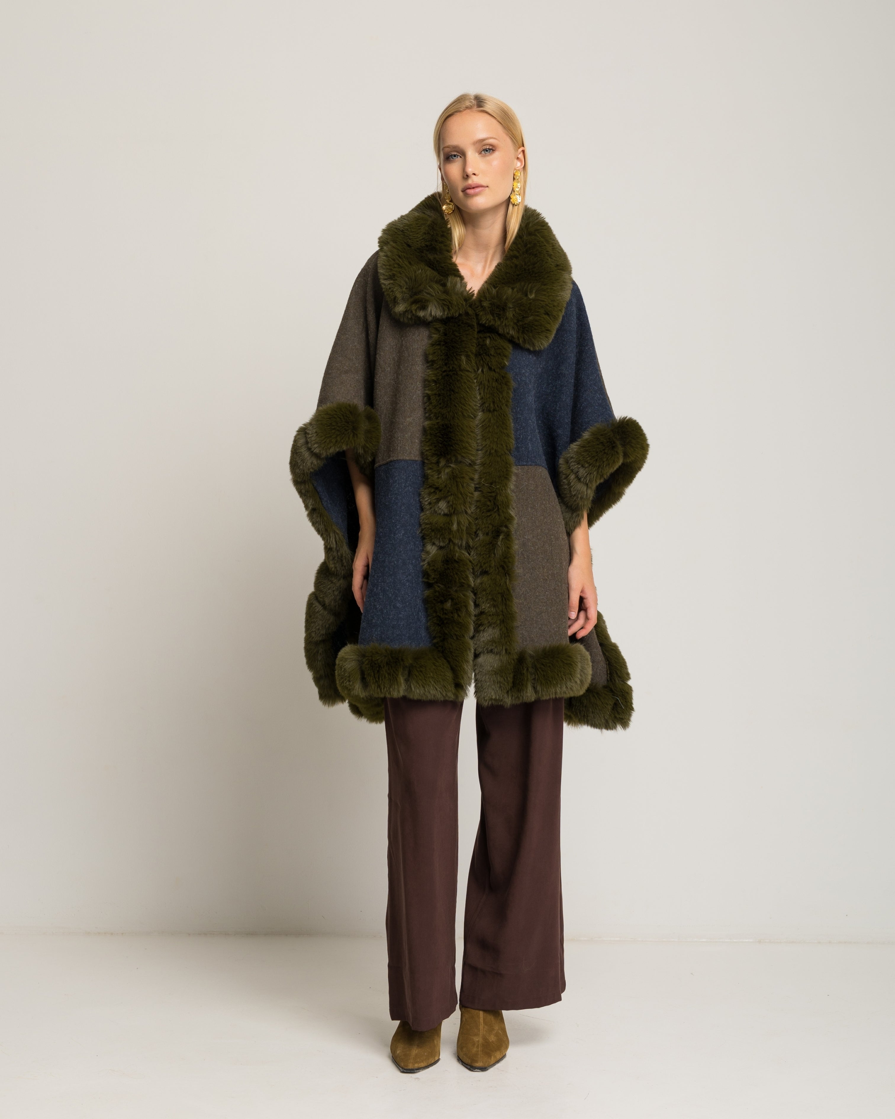 Poncho com Gola de Pelo Tipo Cisne Azul-2