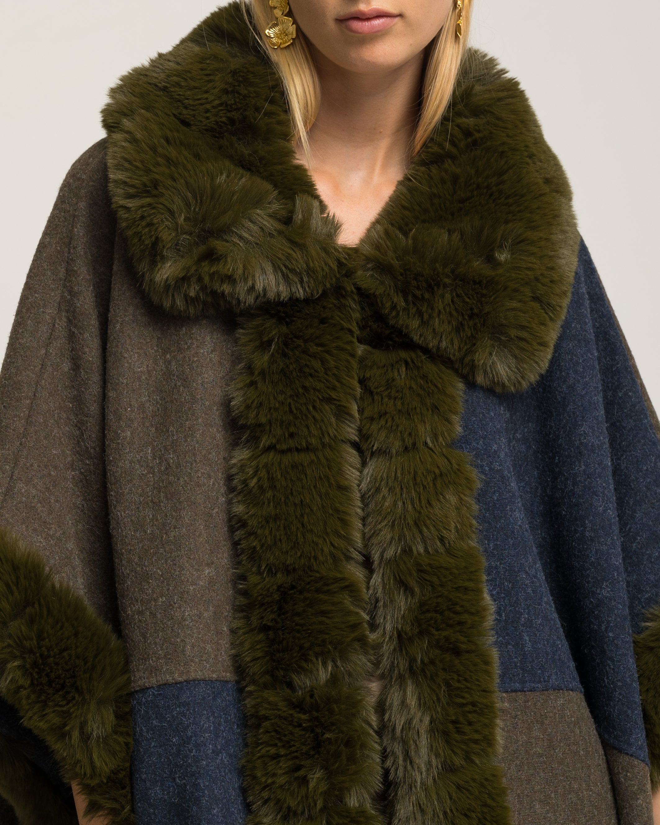 Poncho com Gola de Pelo Tipo Cisne Azul-5