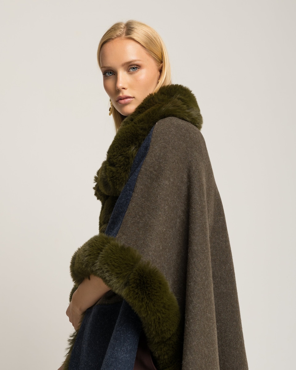 Poncho com Gola de Pelo Tipo Cisne Azul-6