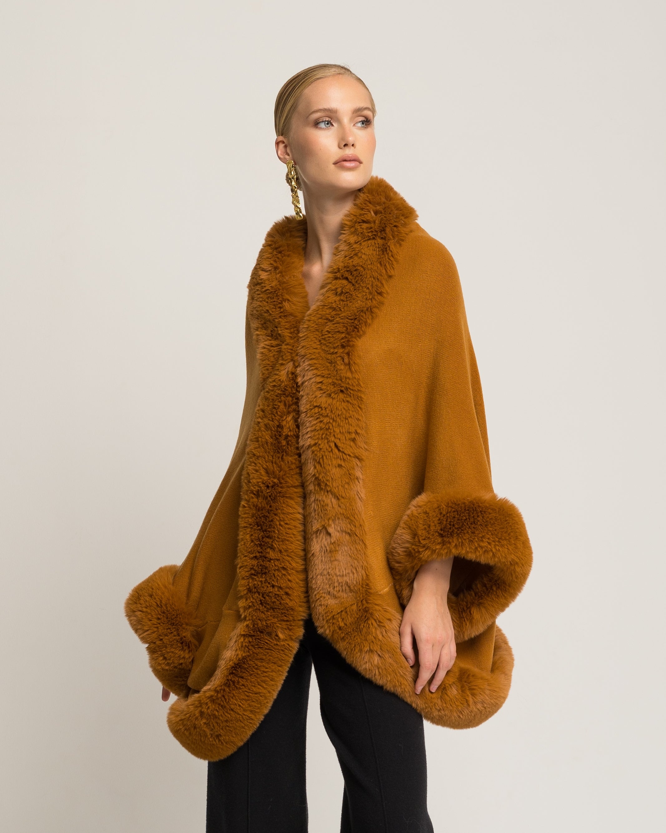 Imagem 0 de Poncho com Detalhes de Acabamento Texturizado