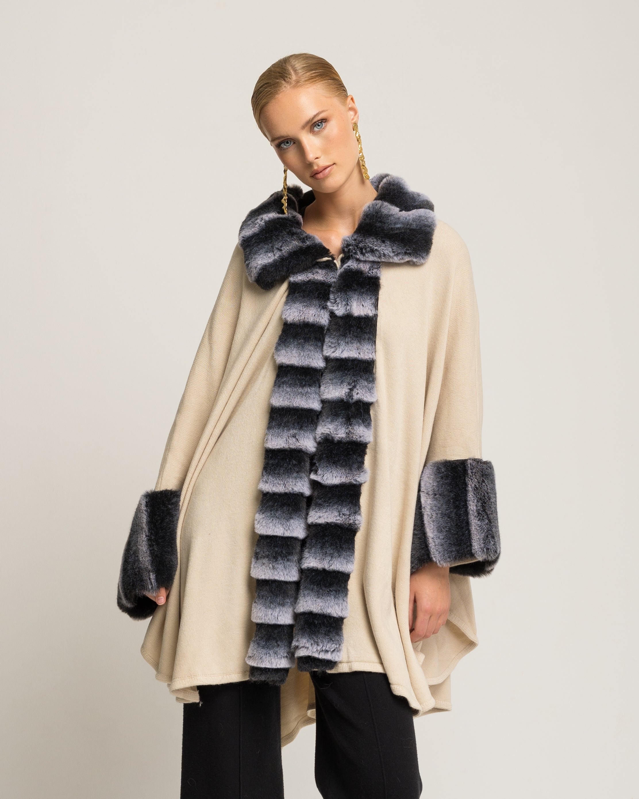 Imagem 0 de Poncho de Pelo com Fecho Central