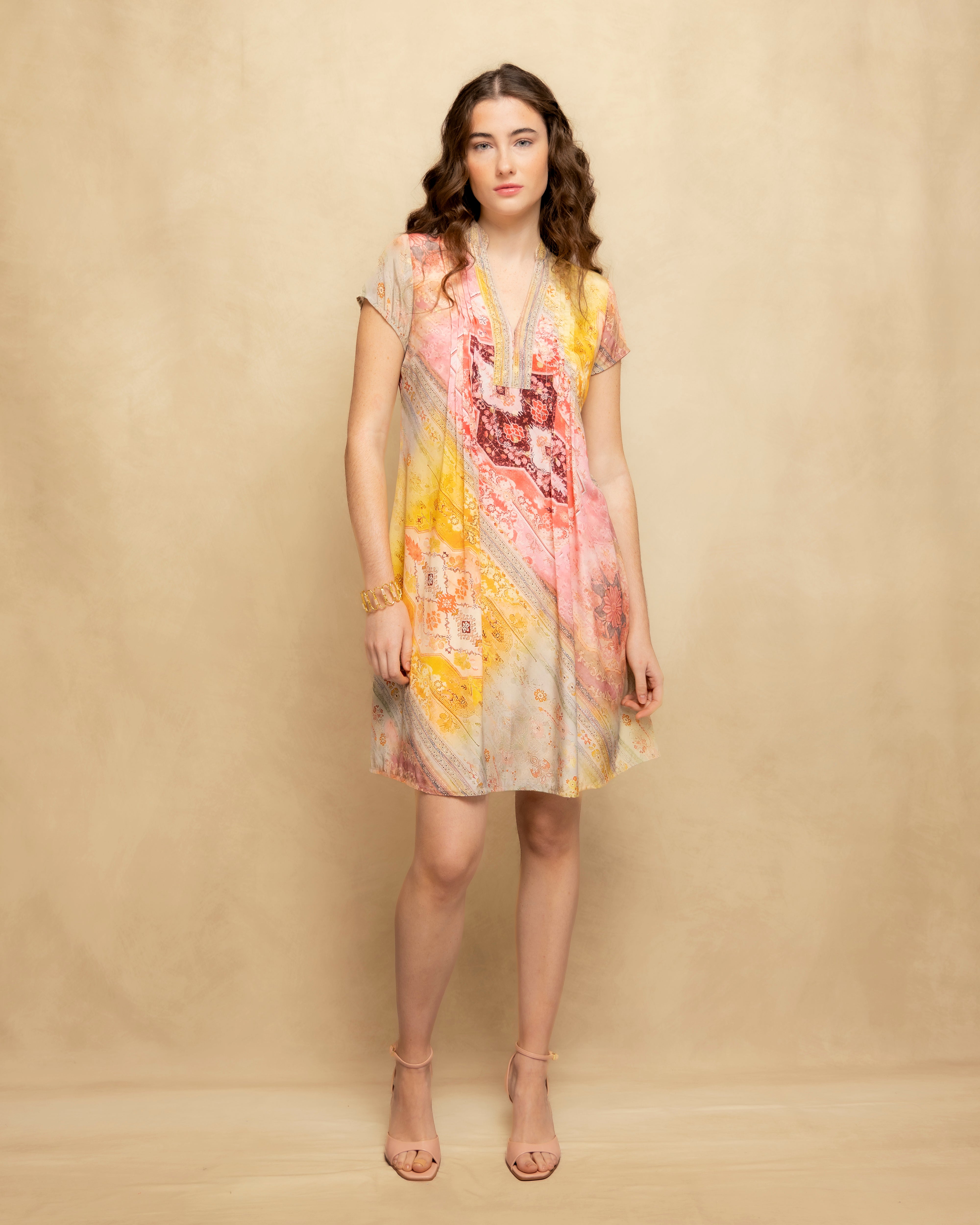 Imagem 0 de Vestido Curto de Inspiração Patchwork com Decote Decorado