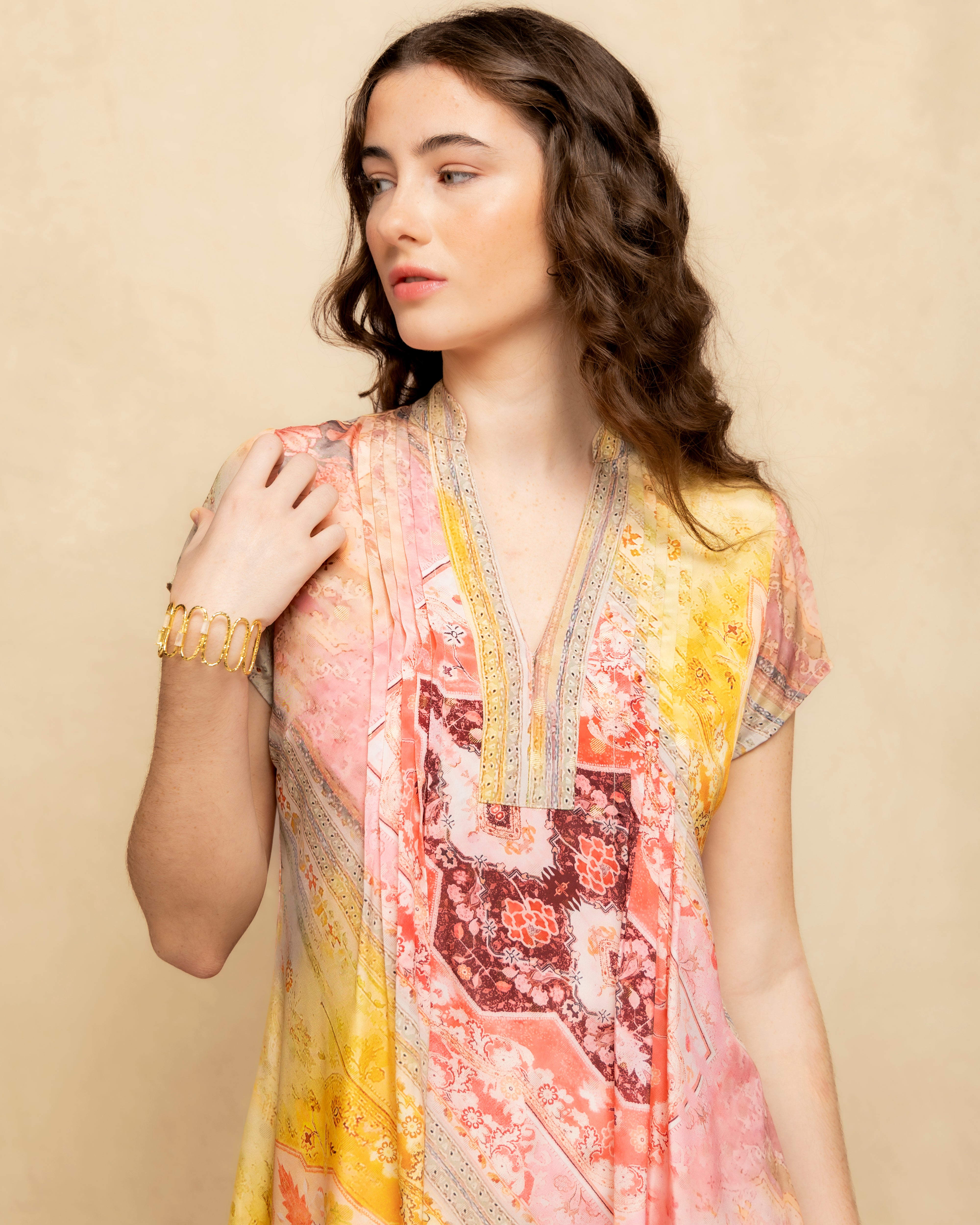 Vestido Curto de Inspiração Patchwork com Decote Decorado Amarelo-2