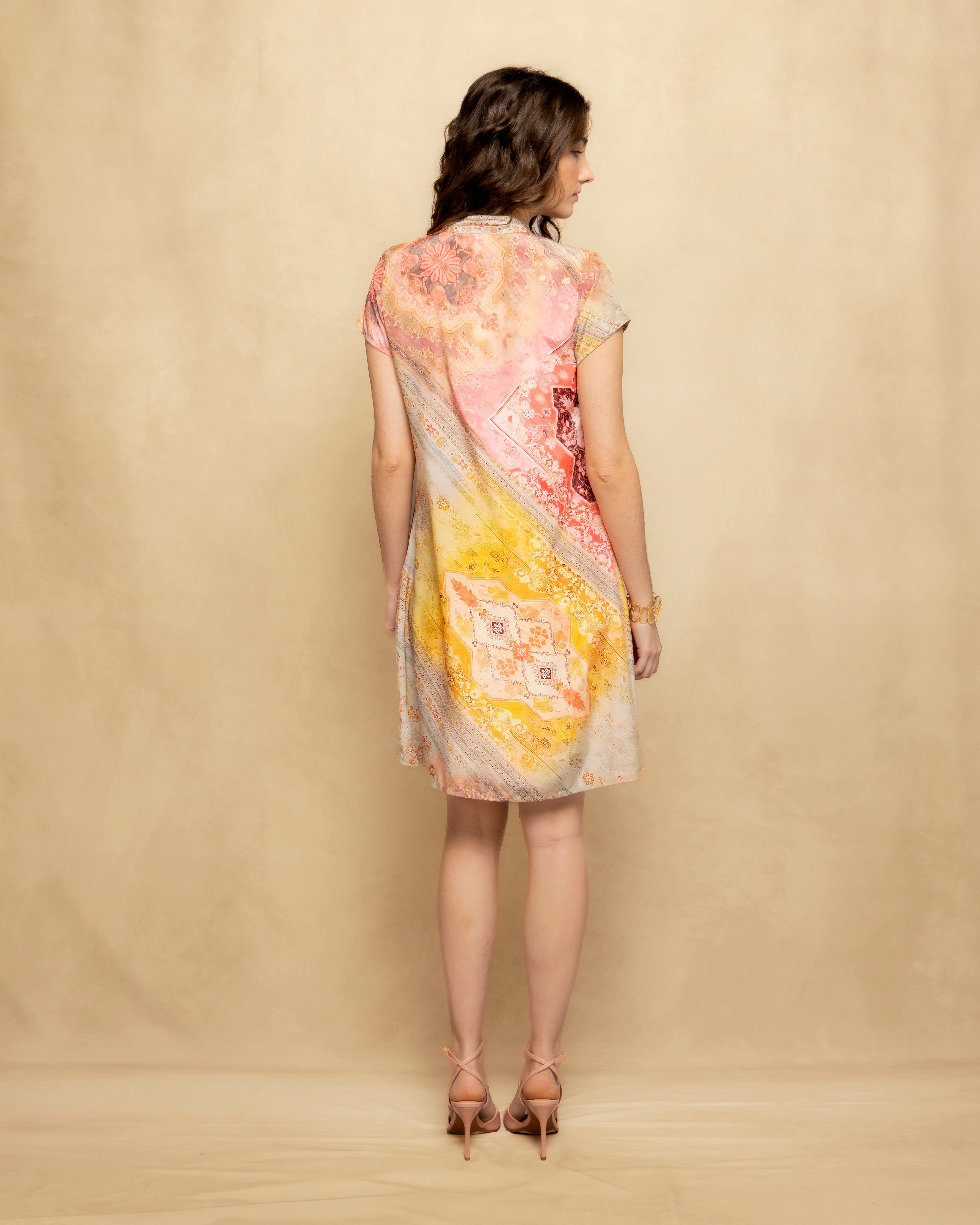 Vestido Curto de Inspiração Patchwork com Decote Decorado Amarelo-4