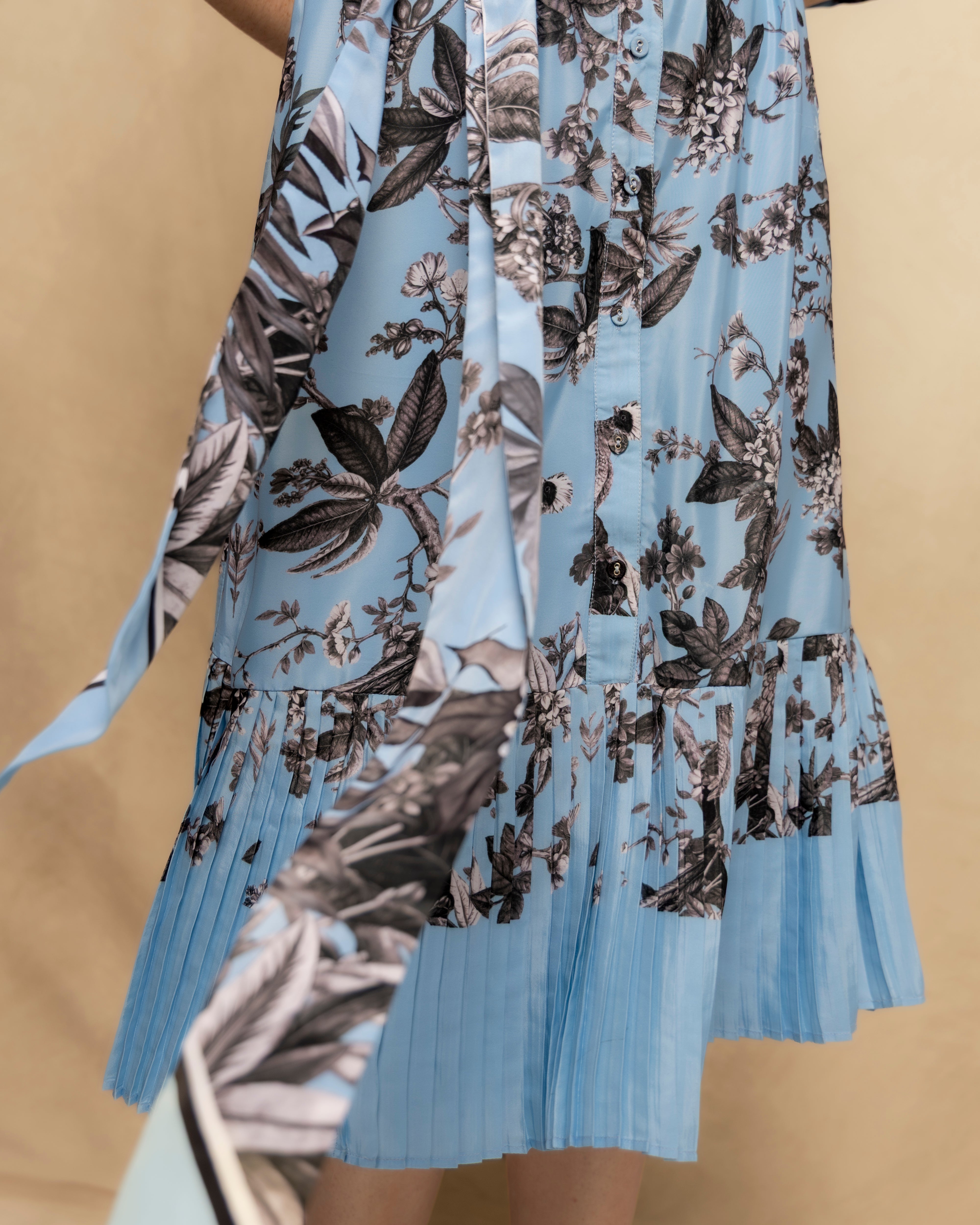 Vestido Midi Estampado com Decote em V e Cinto Azul-5