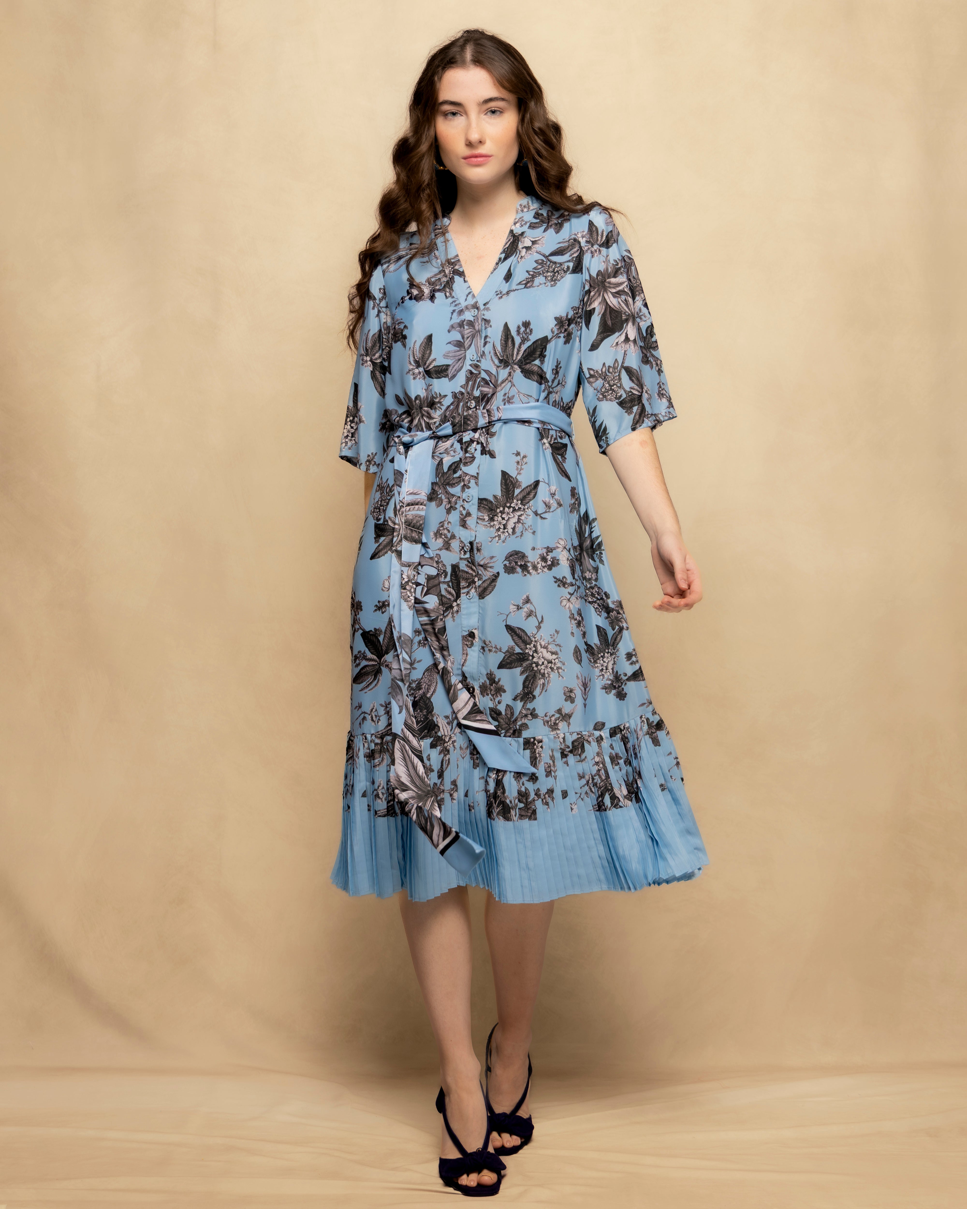 Imagem 0 de Vestido Midi Estampado com Decote em V e Cinto