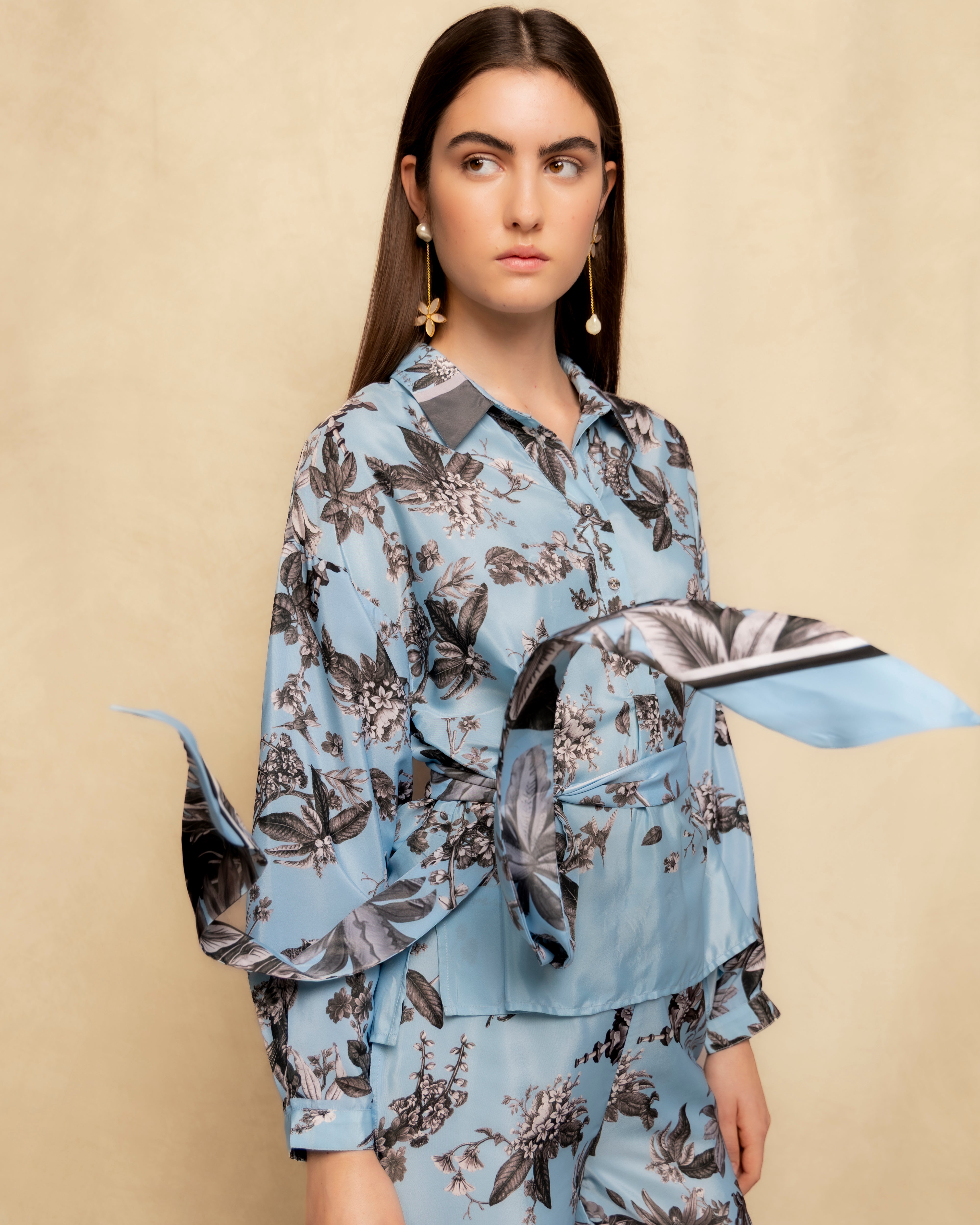 Blusa Fluida Estampada com Gola Tipo Camisa e Manga Comprida Azul-2