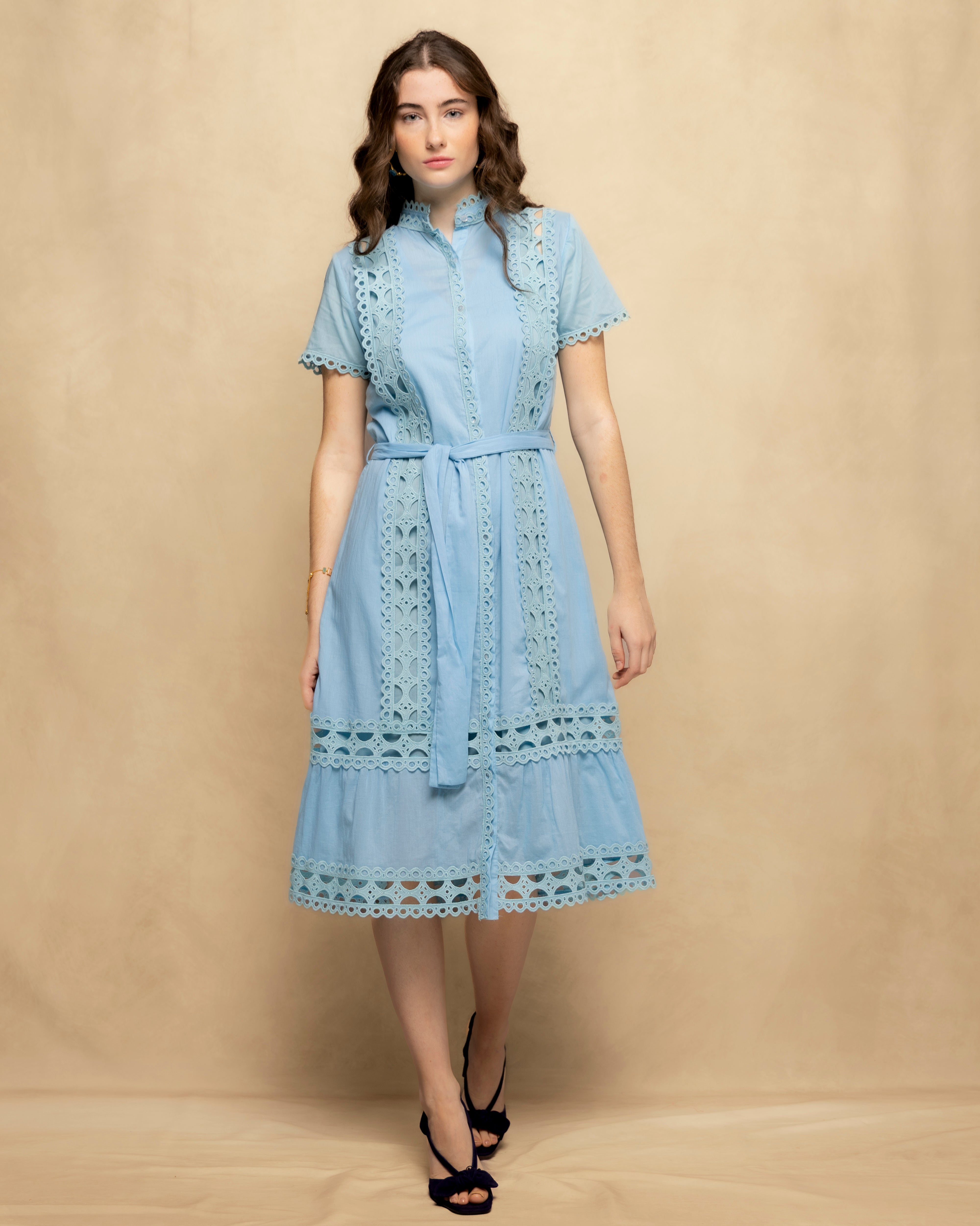 Imagem 0 de Vestido Midi de Algodão com Renda Perfurada e Cinto