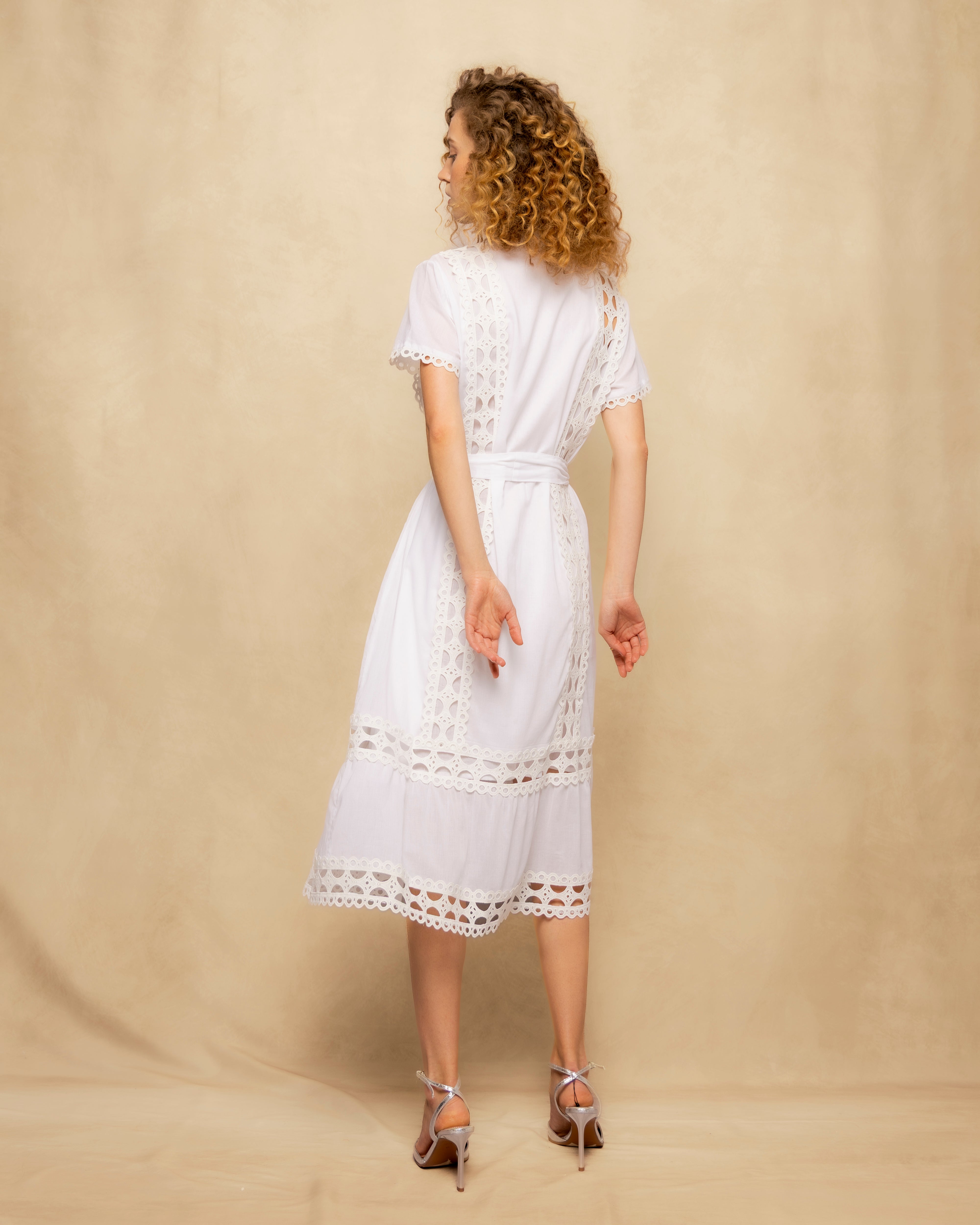 Vestido Midi de Algodão com Renda Perfurada e Cinto Branco-6