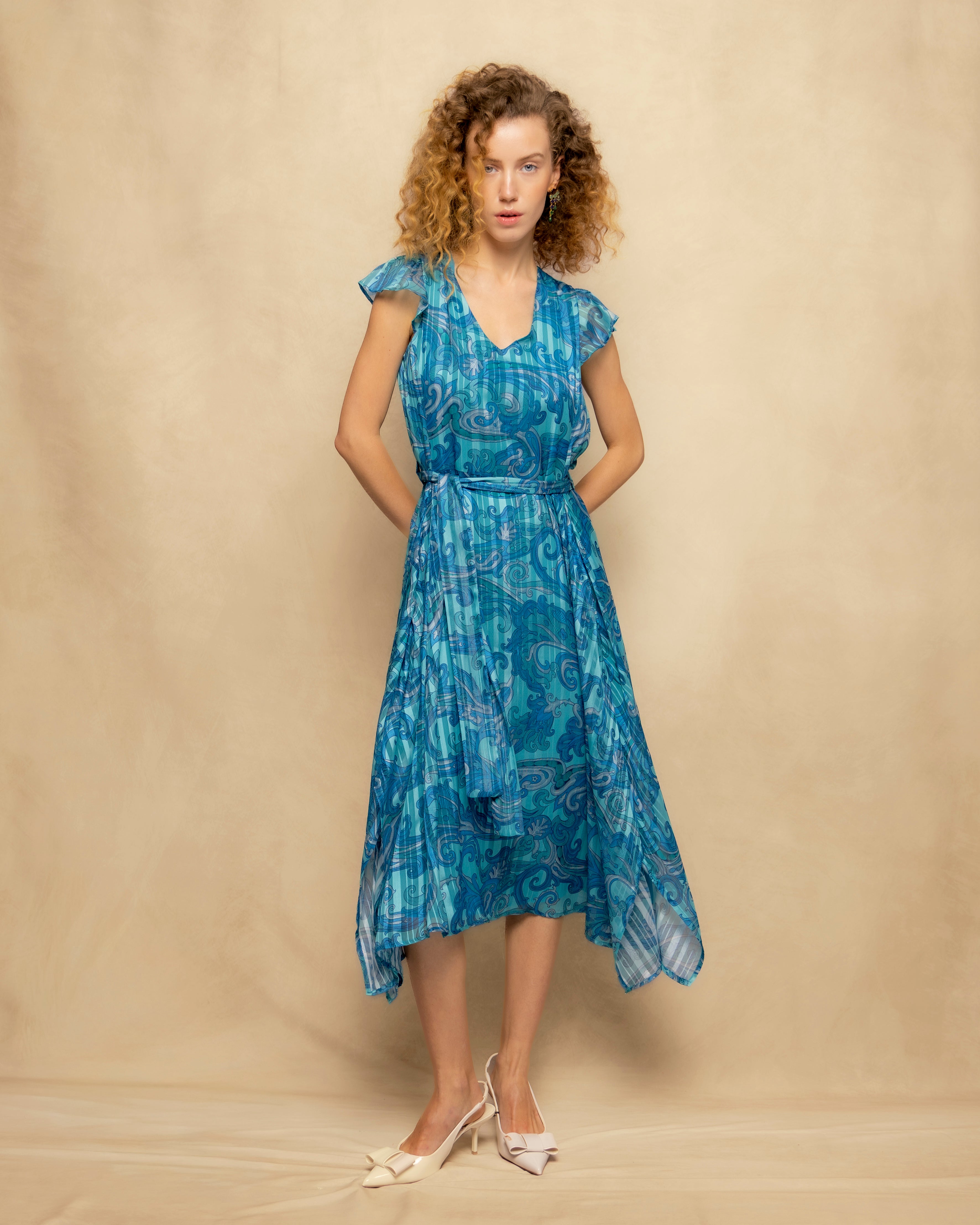 Imagem 0 de Vestido Midi sem Mangas com Bainha Assimétrica Estampado
