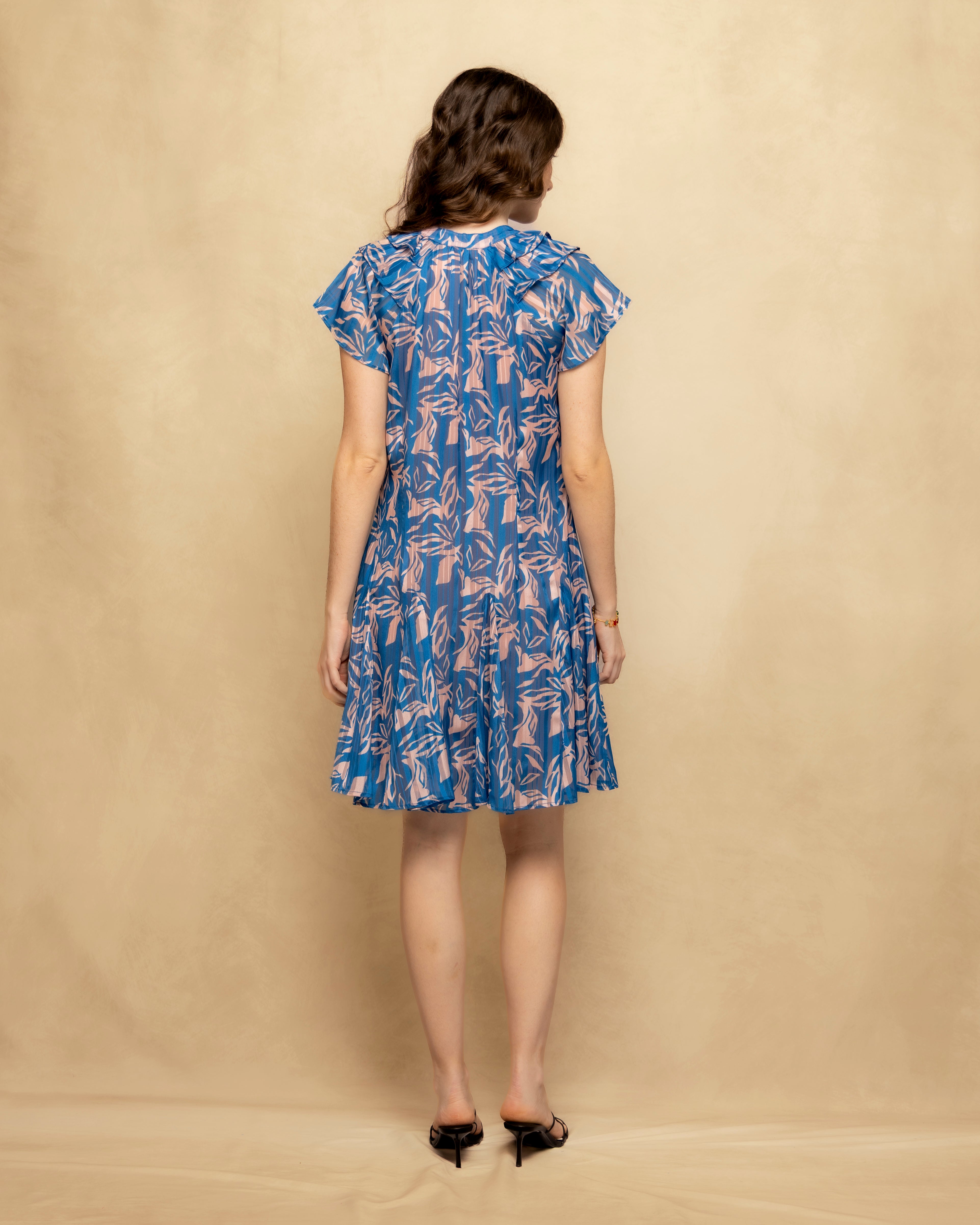 Vestido Curto com Manga Curta e Detalhe Decorativo no Decote Azul-4
