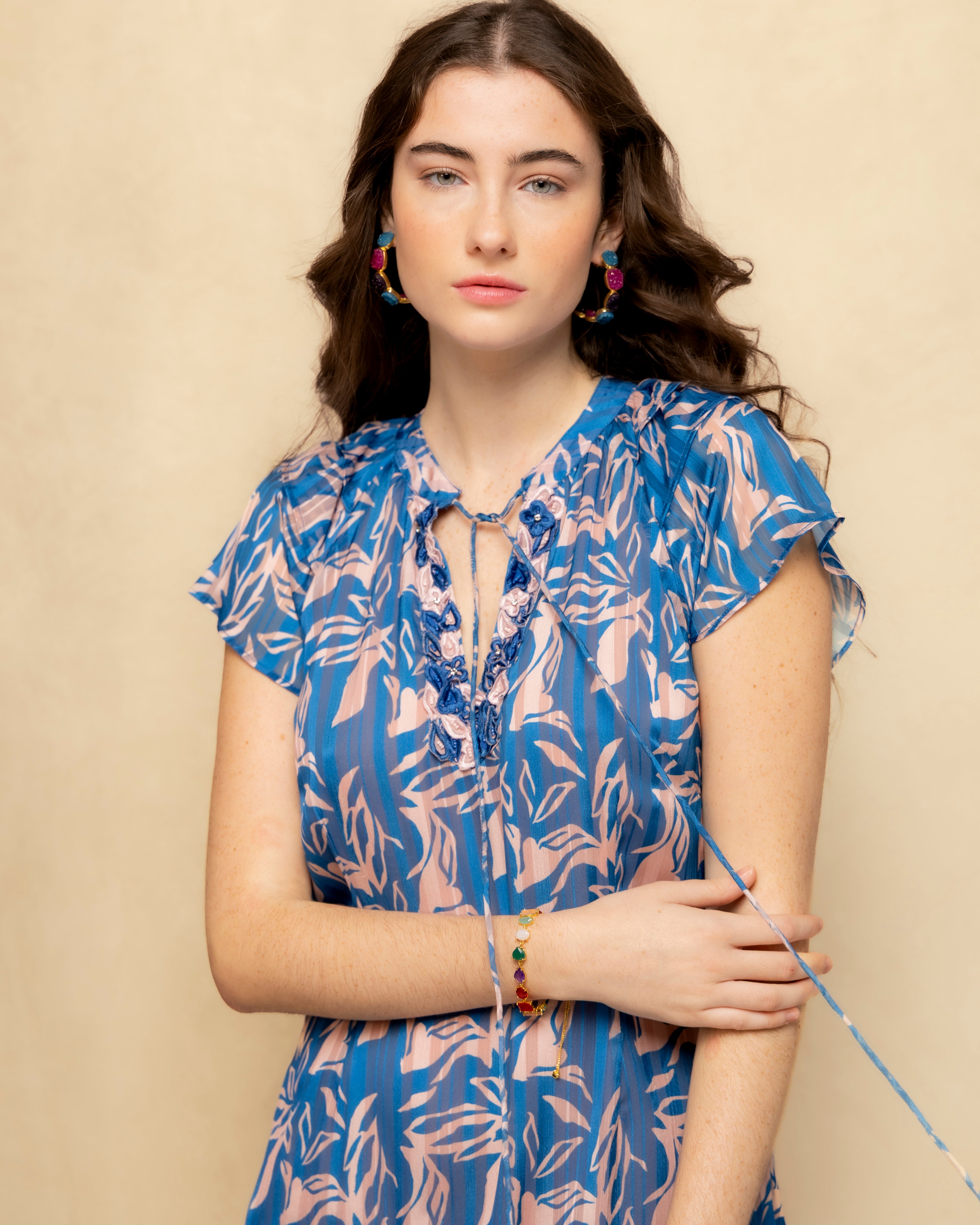 Vestido Curto com Manga Curta e Detalhe Decorativo no Decote Azul-5