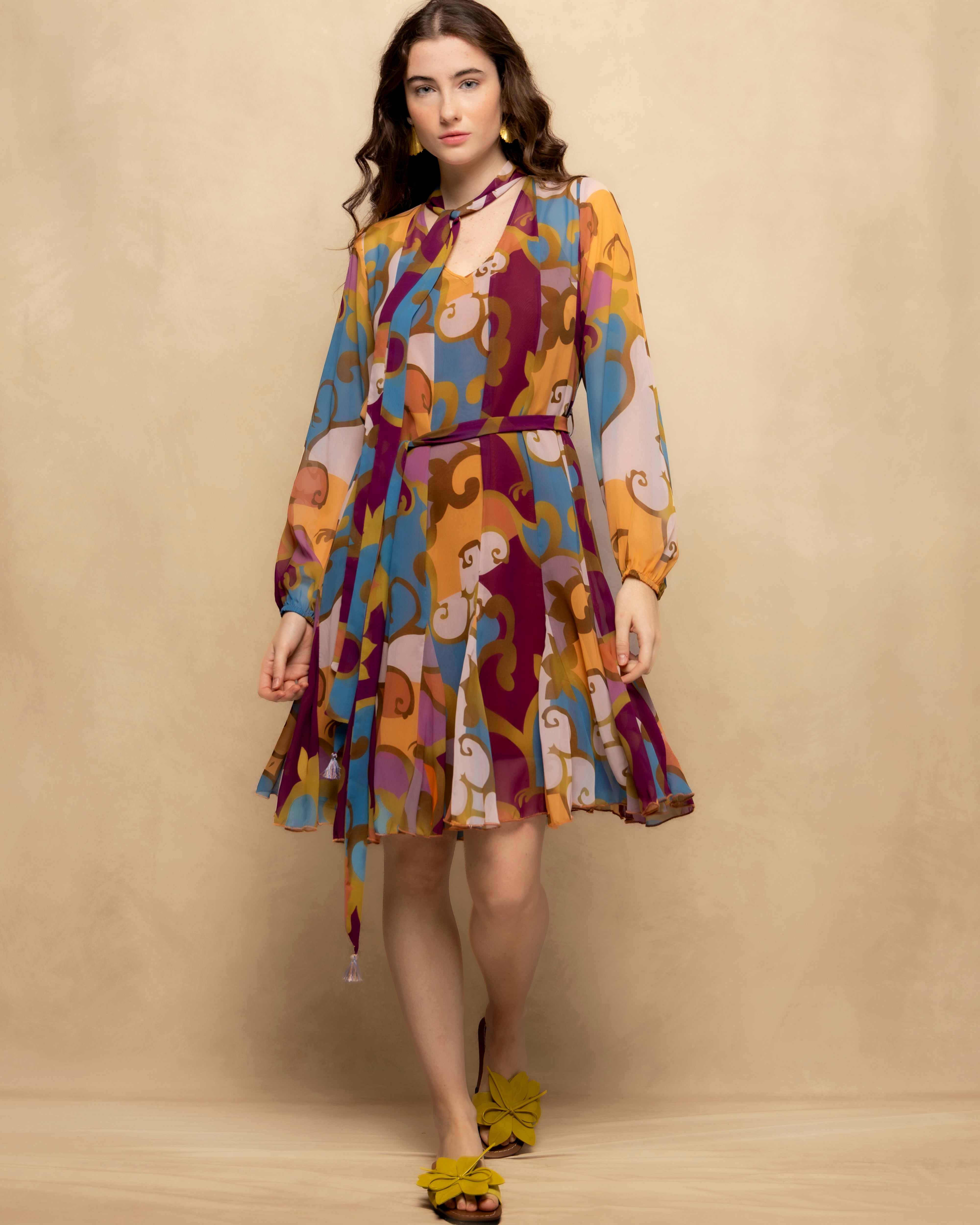 Imagem 0 de Vestido Curto Tipo Camisa com Manga Comprida e Laçada