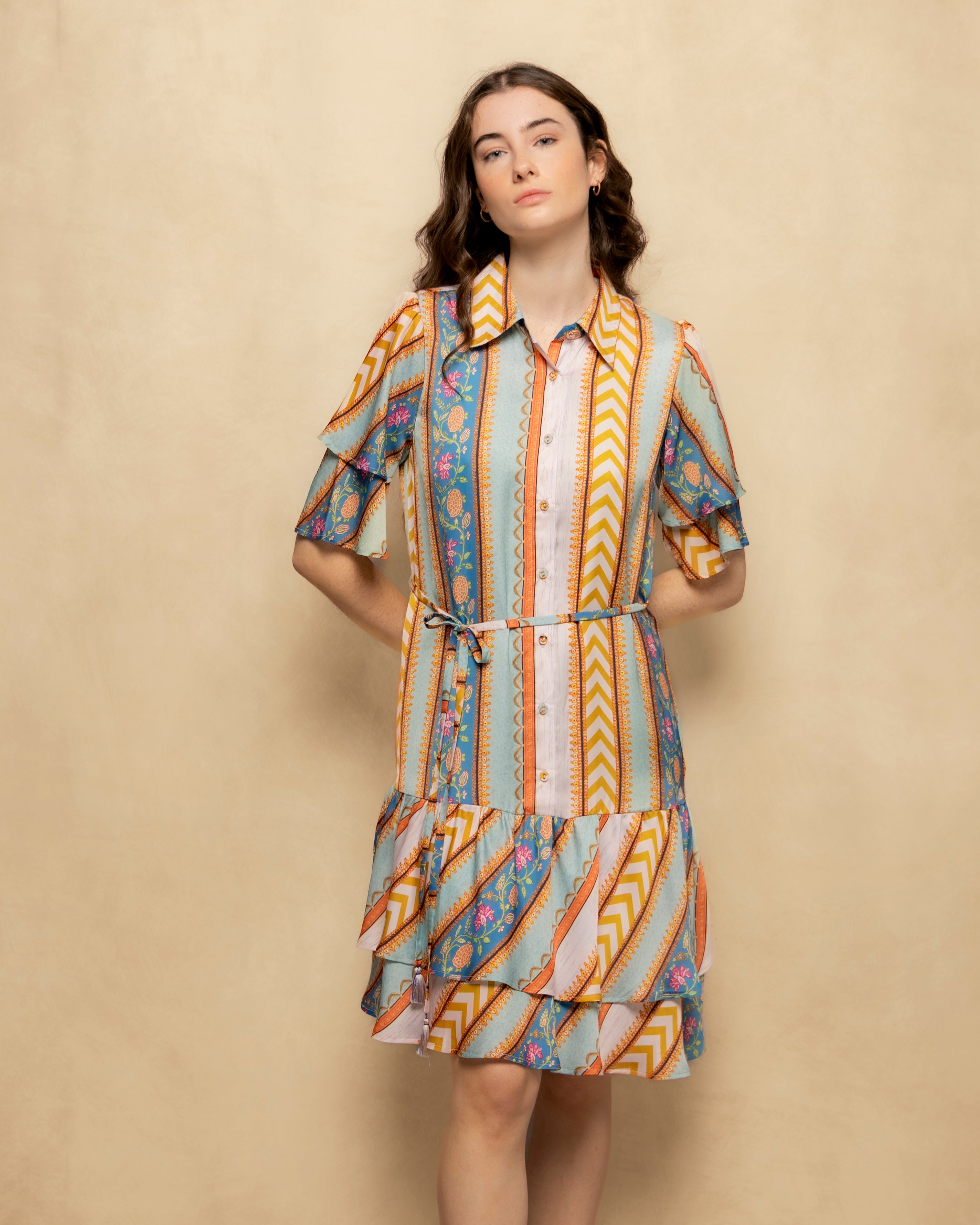 Imagem 0 de Vestido Curto Tipo Camisa com Folhos e Cinto