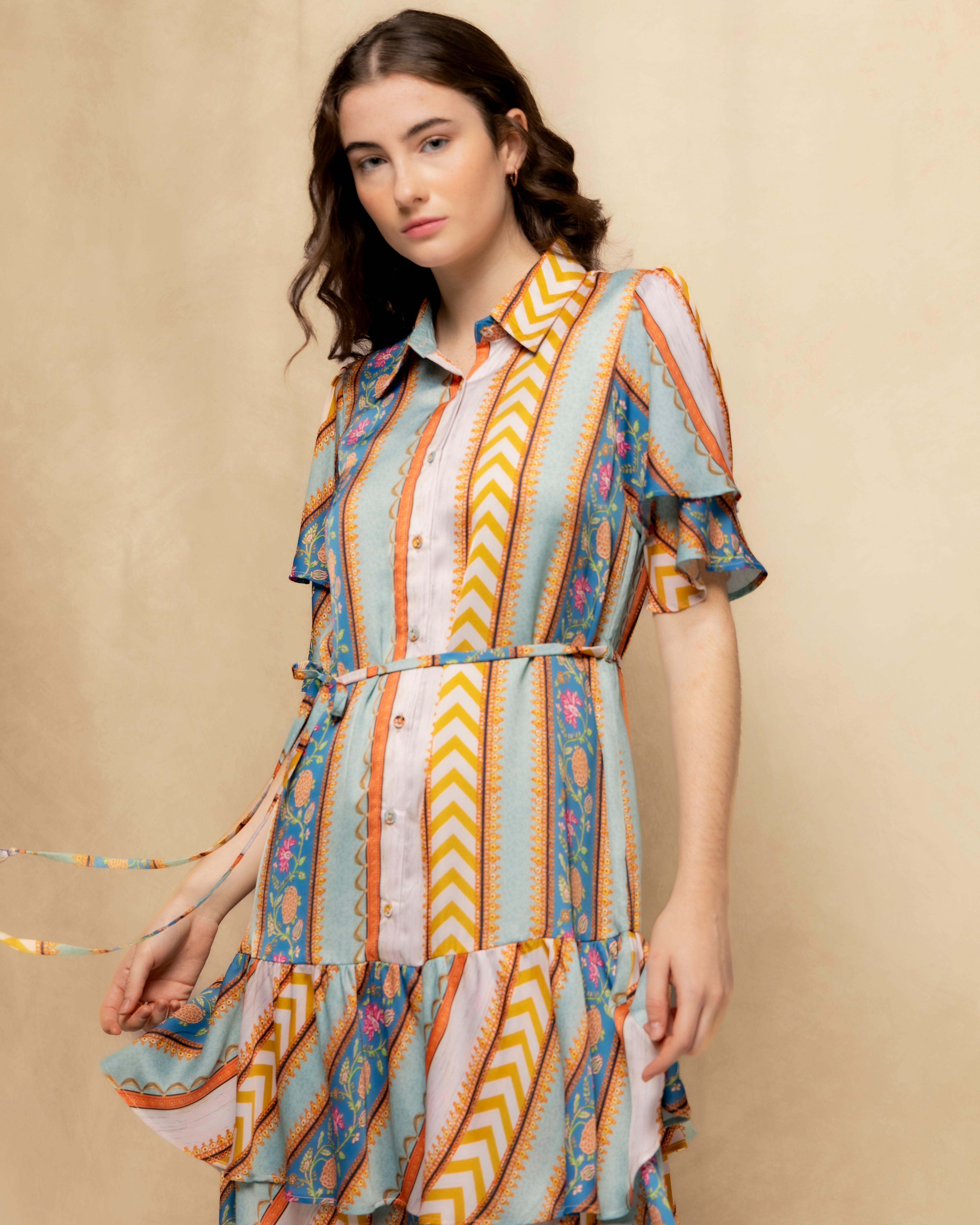 Vestido Curto Tipo Camisa com Folhos e Cinto Multicolor-2