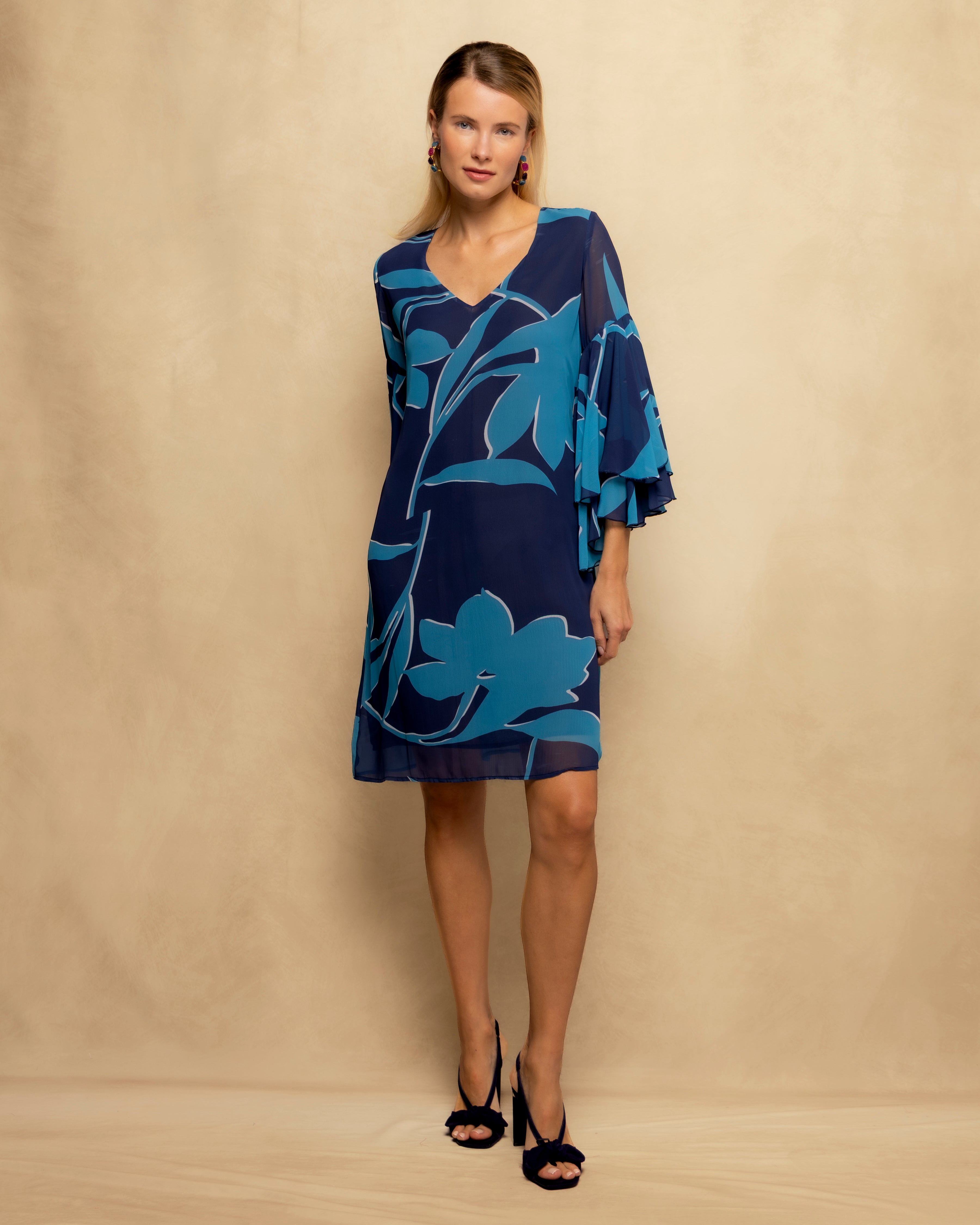 Vestido Curto Amplo com Manga Folho e Decote em V Azul-claro-4