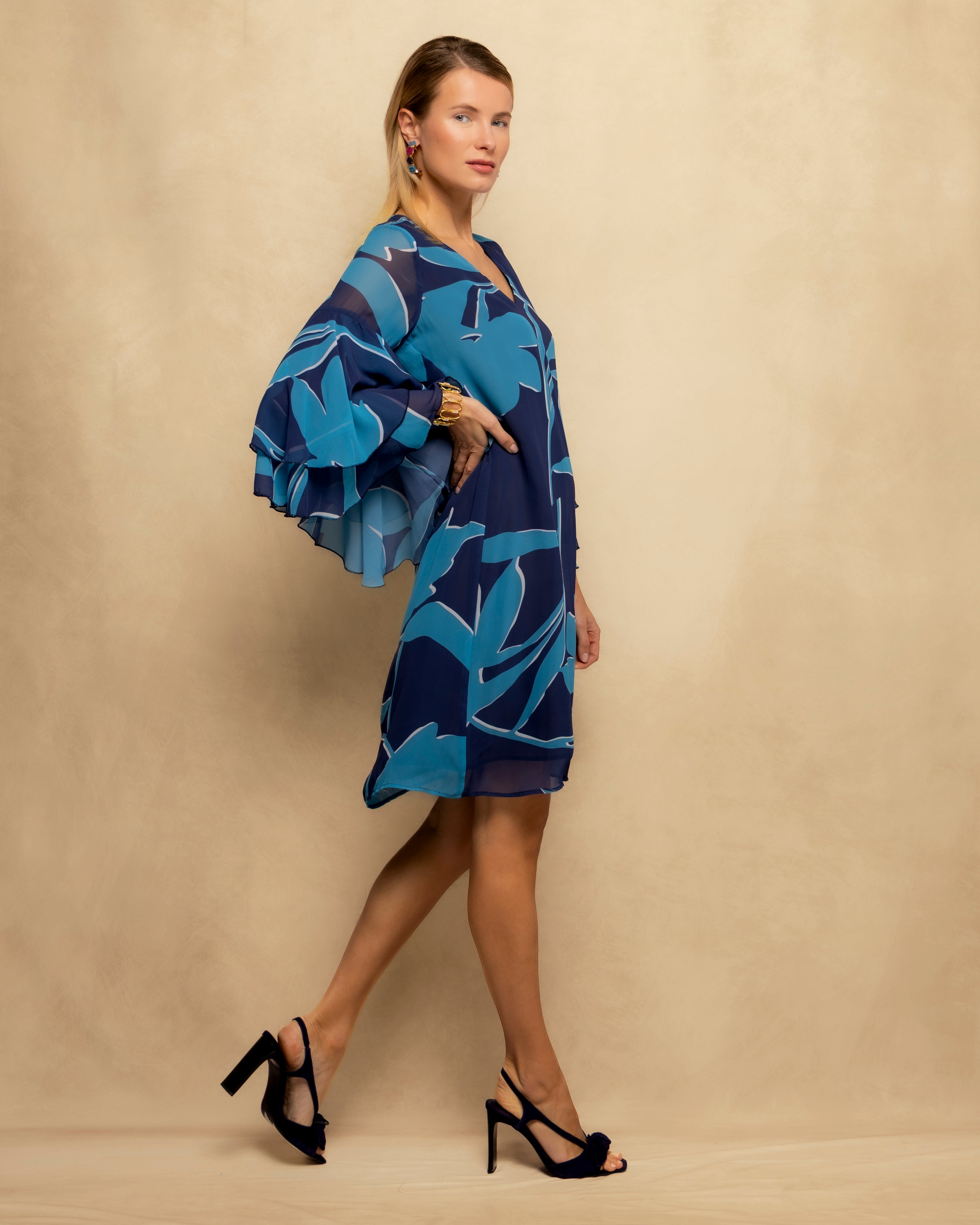Vestido Curto Amplo com Manga Folho e Decote em V Azul-claro-5
