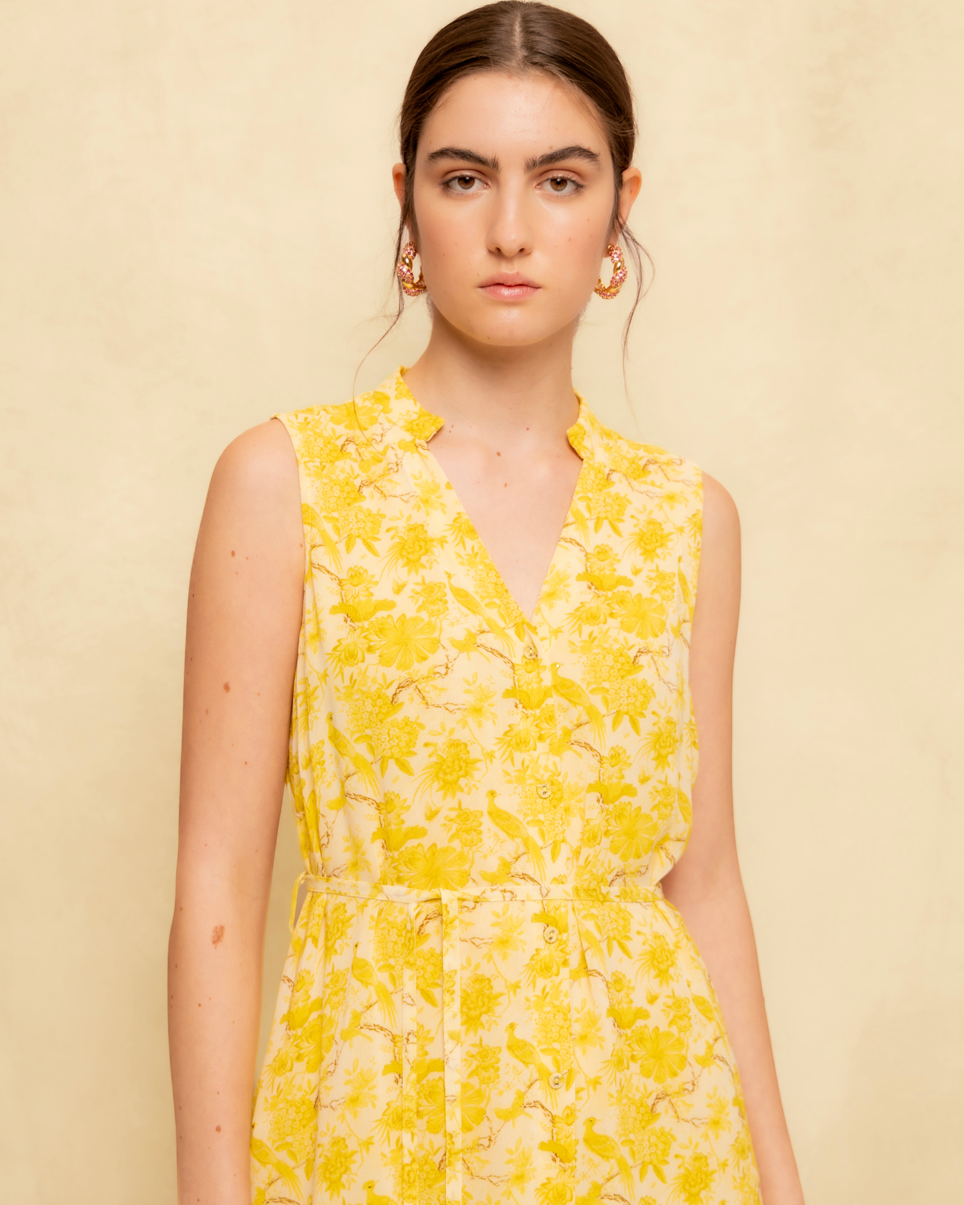 Vestido Comprido Escalonado sem Mangas com Cinto Amarelo-2