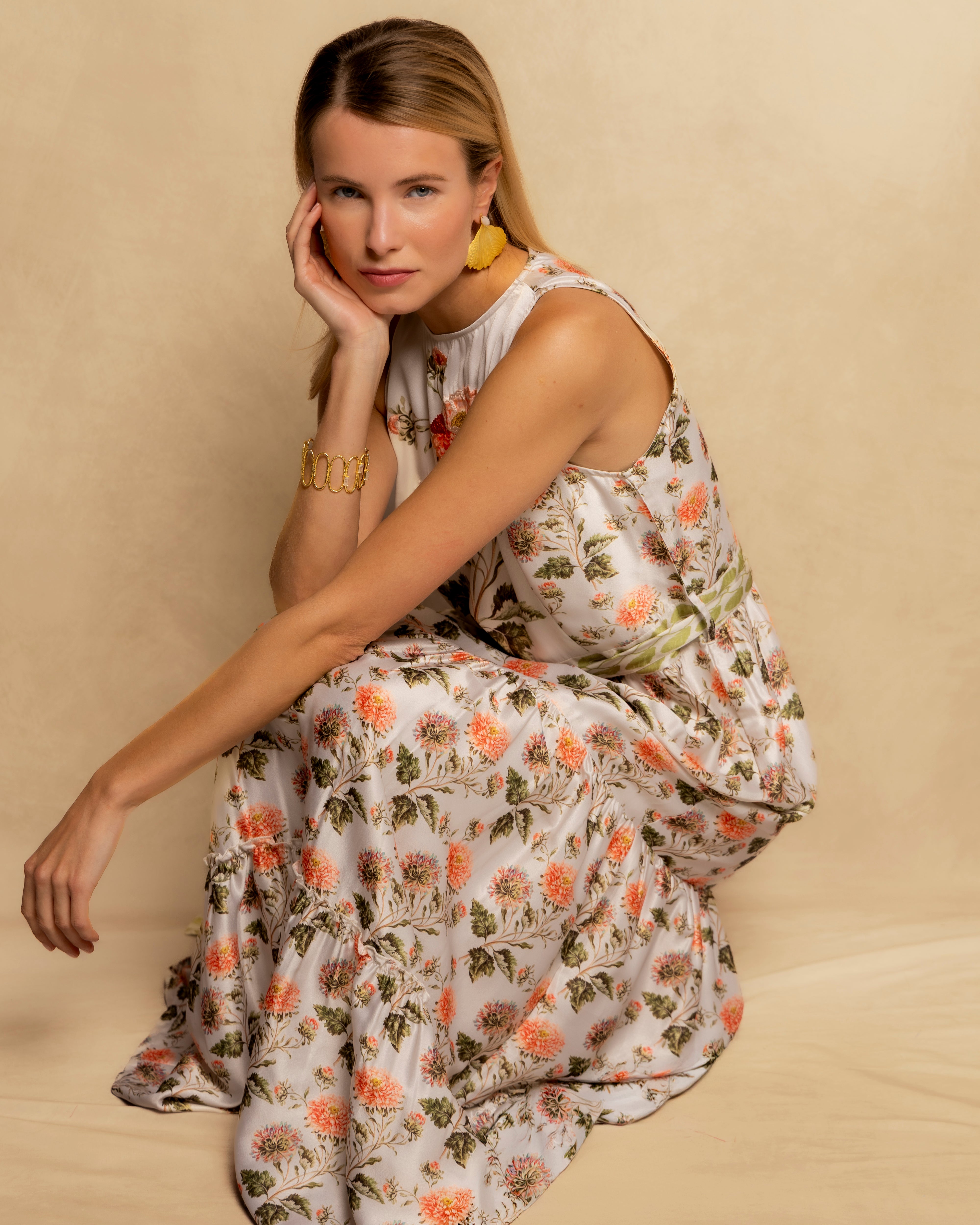 Imagem 0 de Vestido Comprido sem Mangas com Estampado Floral e Cinto