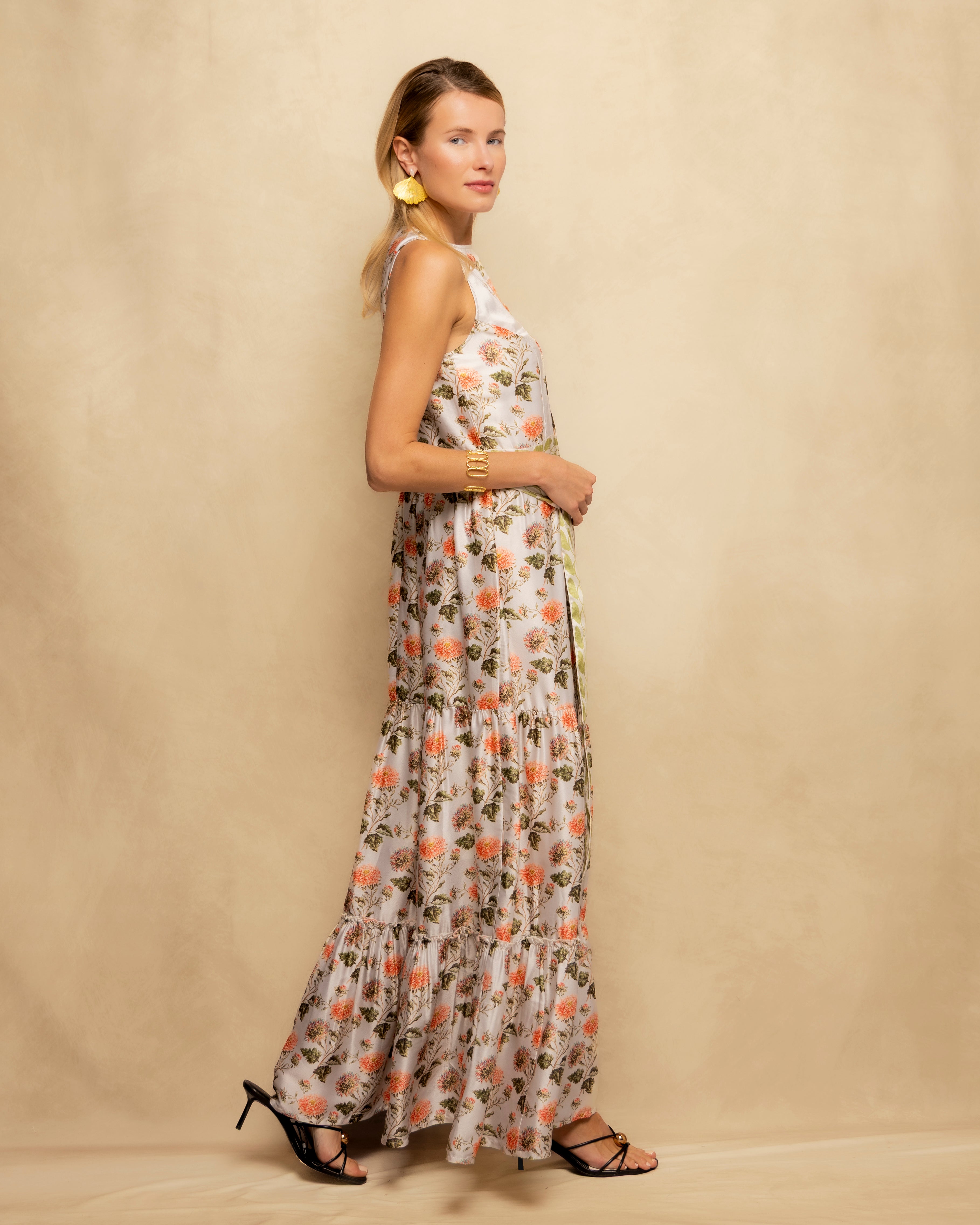 Vestido Comprido sem Mangas com Estampado Floral e Cinto Branco-4