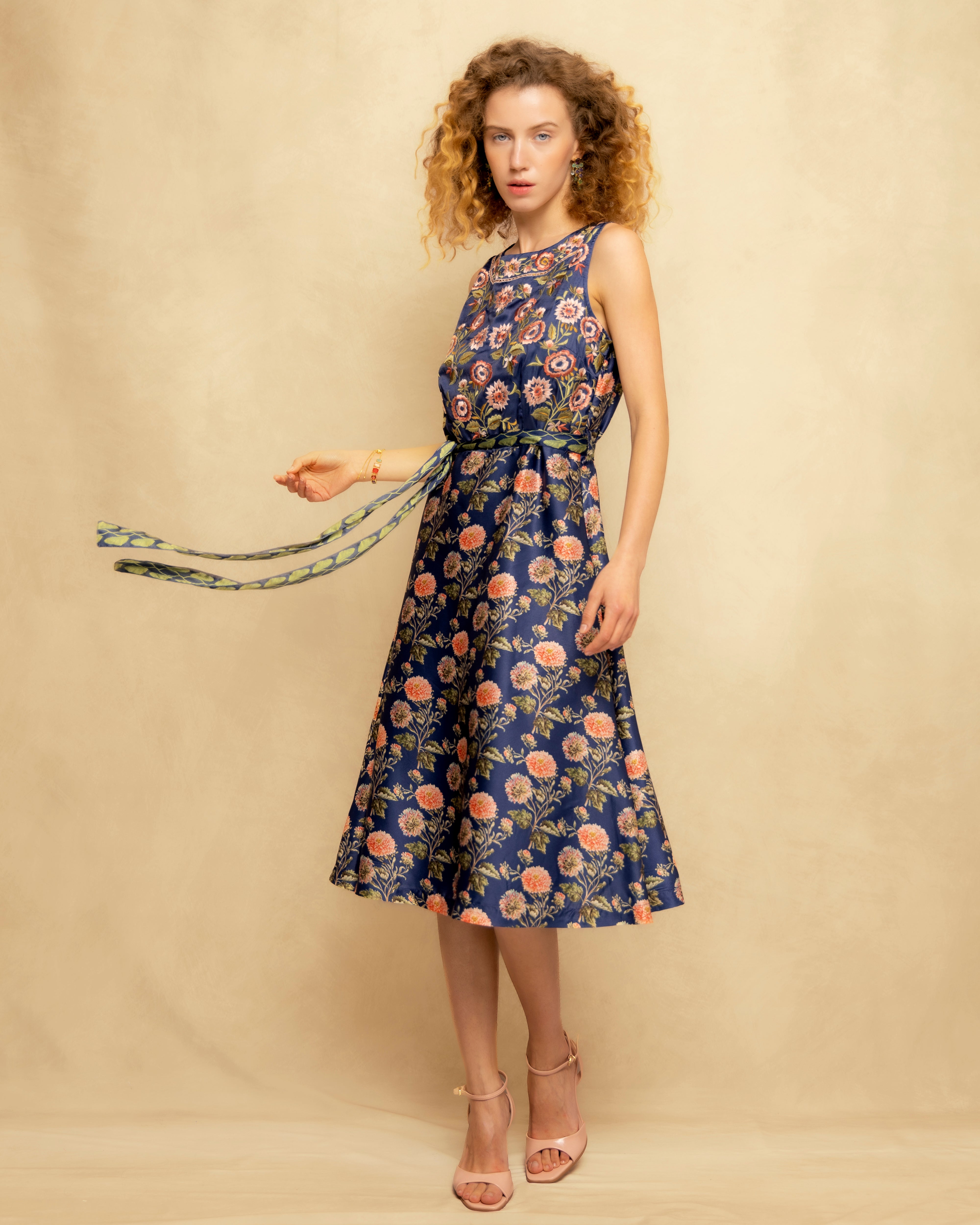 Vestido Curto com Decote Redondo e Estampado Floral Contínuo Azul-1