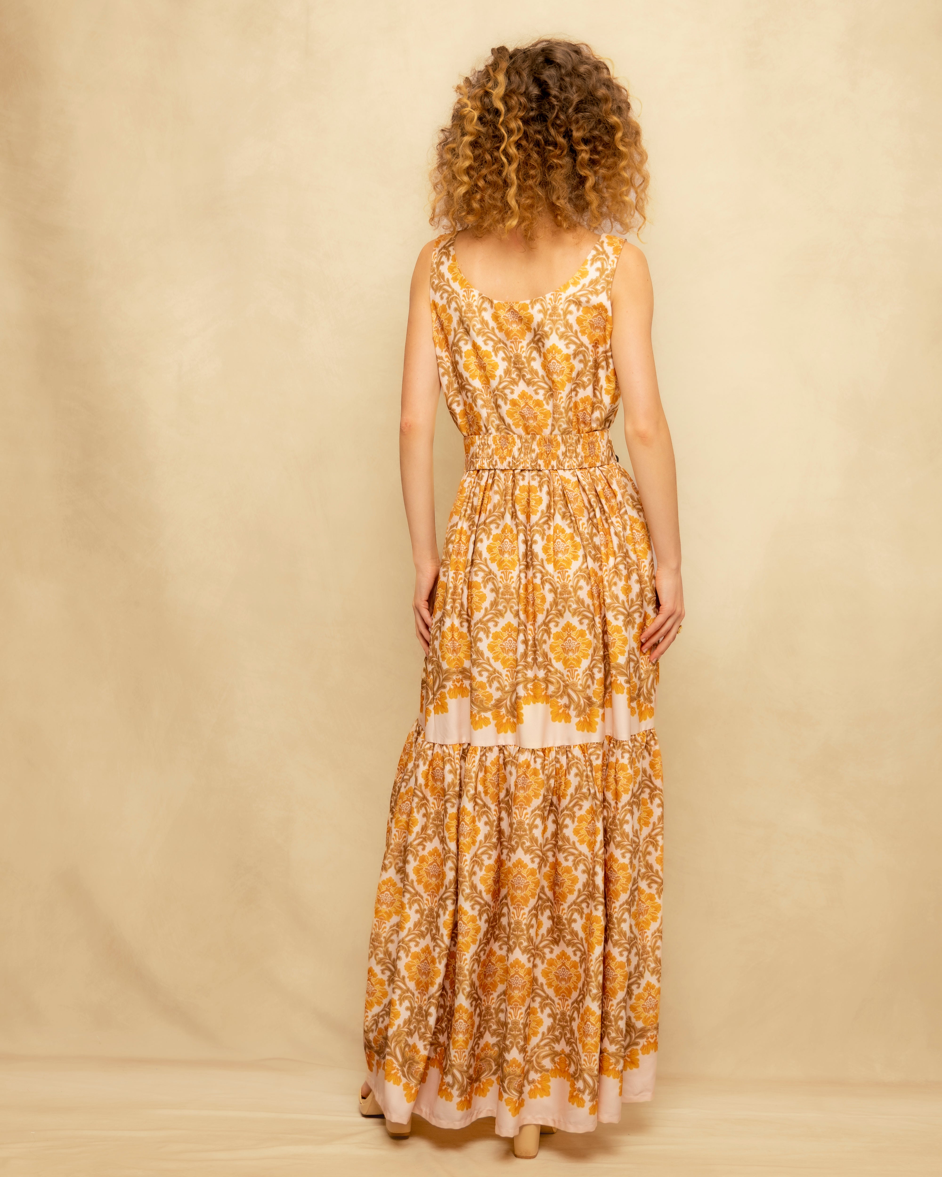 Vestido Comprido sem Mangas com Bordado Floral no Peito Amarelo-4