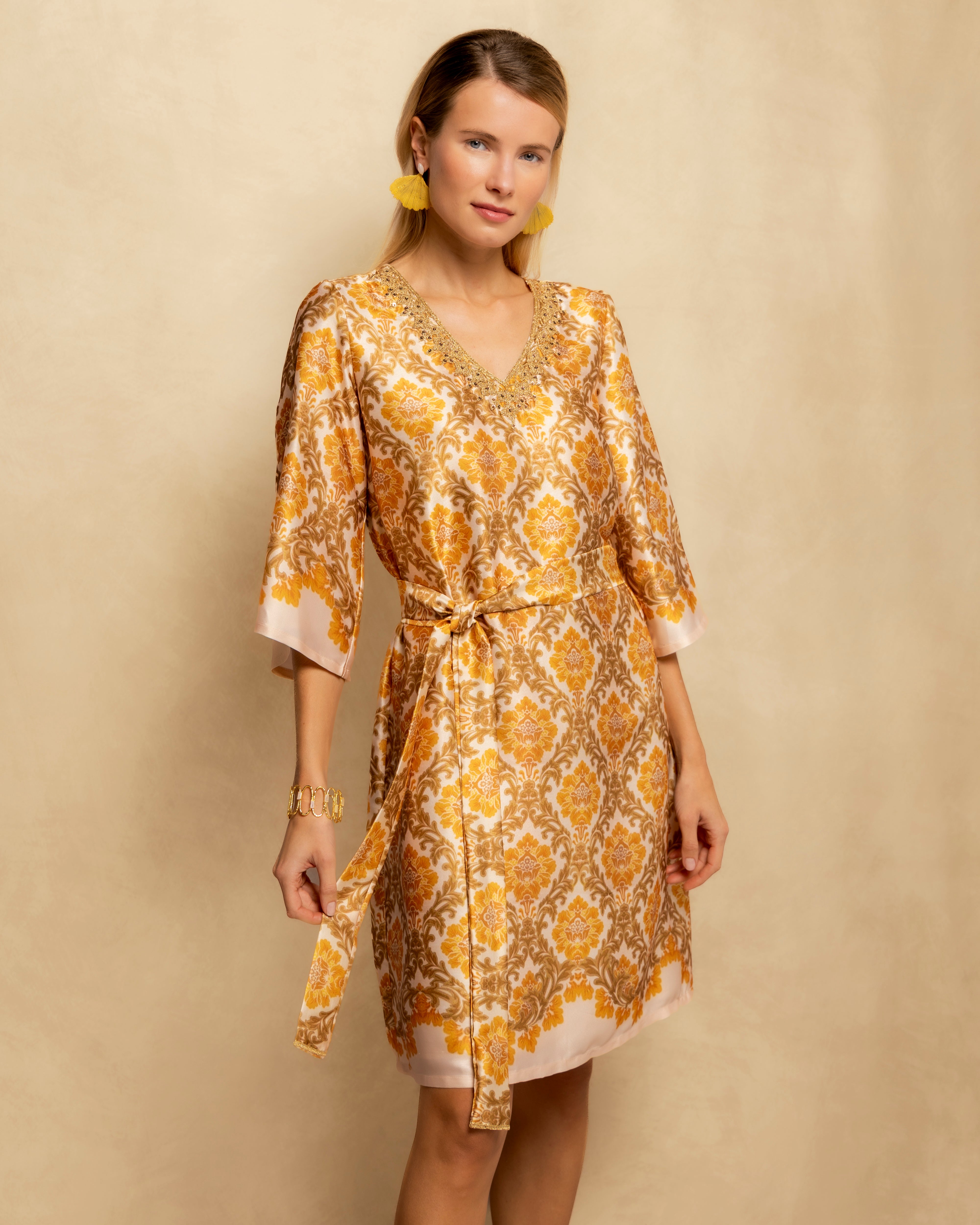 Vestido Curto de Manga 3/4 Estampado e Cinto com Nó Amarelo-2
