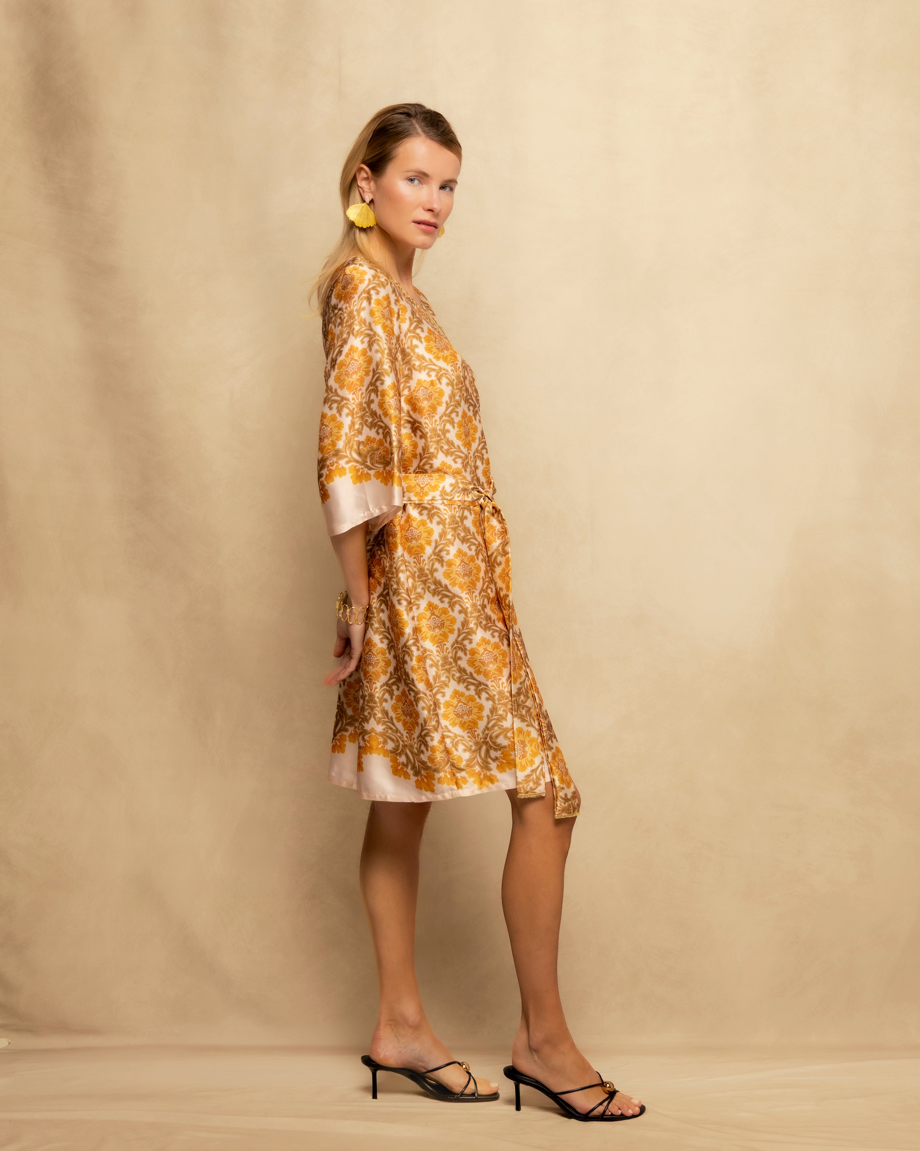 Vestido Curto de Manga 3/4 Estampado e Cinto com Nó Amarelo-3