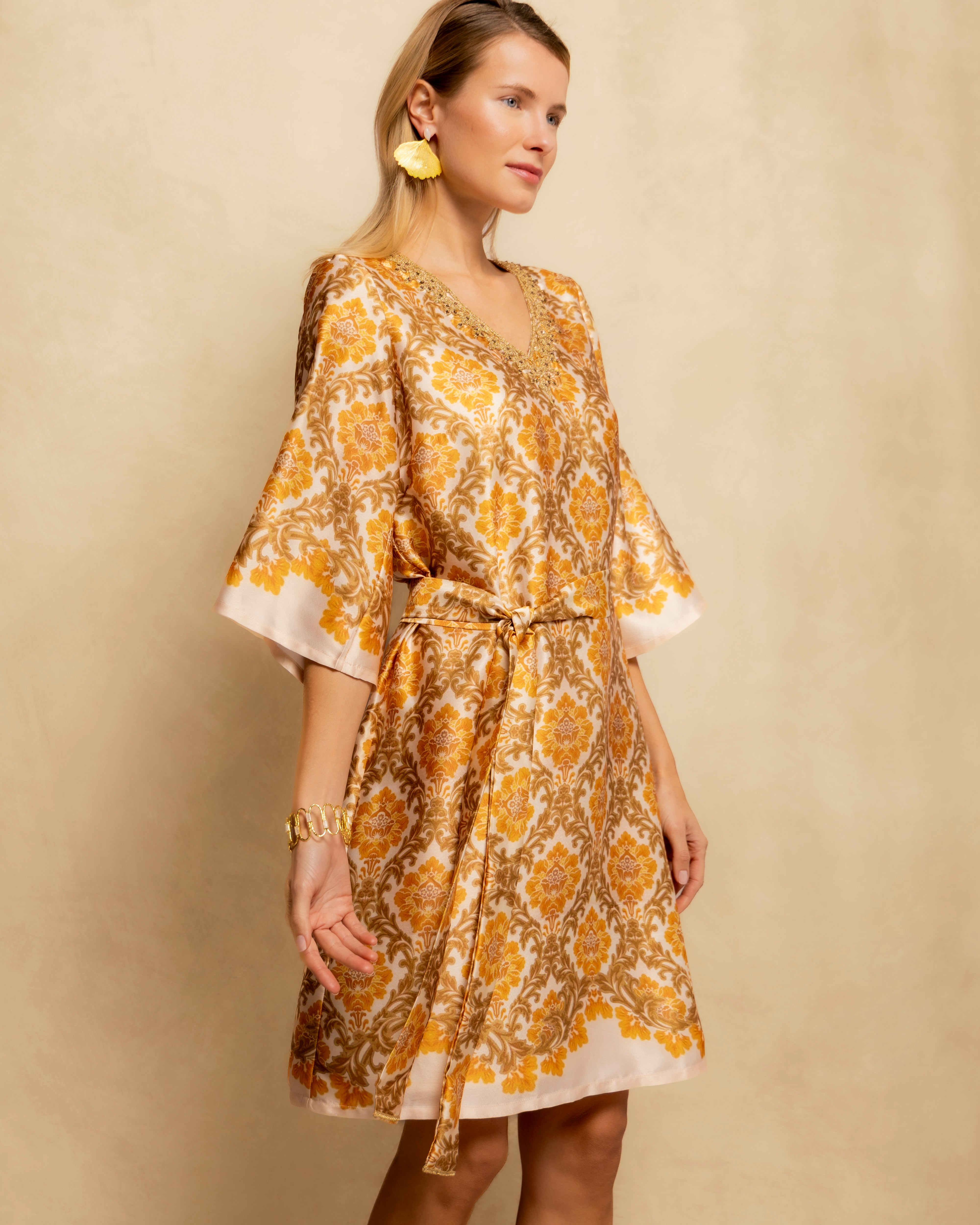 Vestido Curto de Manga 3/4 Estampado e Cinto com Nó Amarelo-4